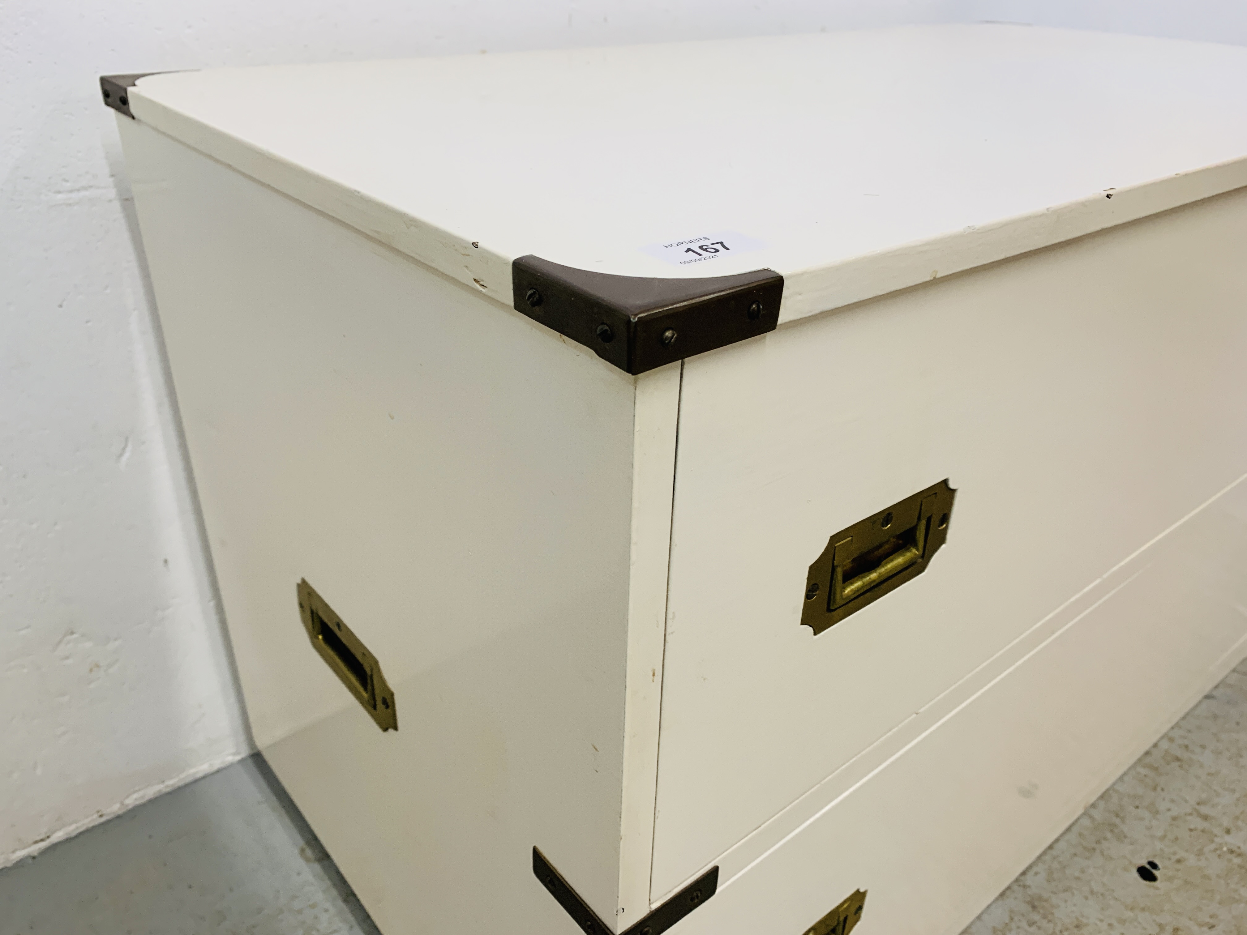 A WHITE PAINTED MILITARY STYLE TWO DRAWER CHEST WITH RETRACTABLE BRASS HANDLES AND BRASS CORNER - Image 3 of 7