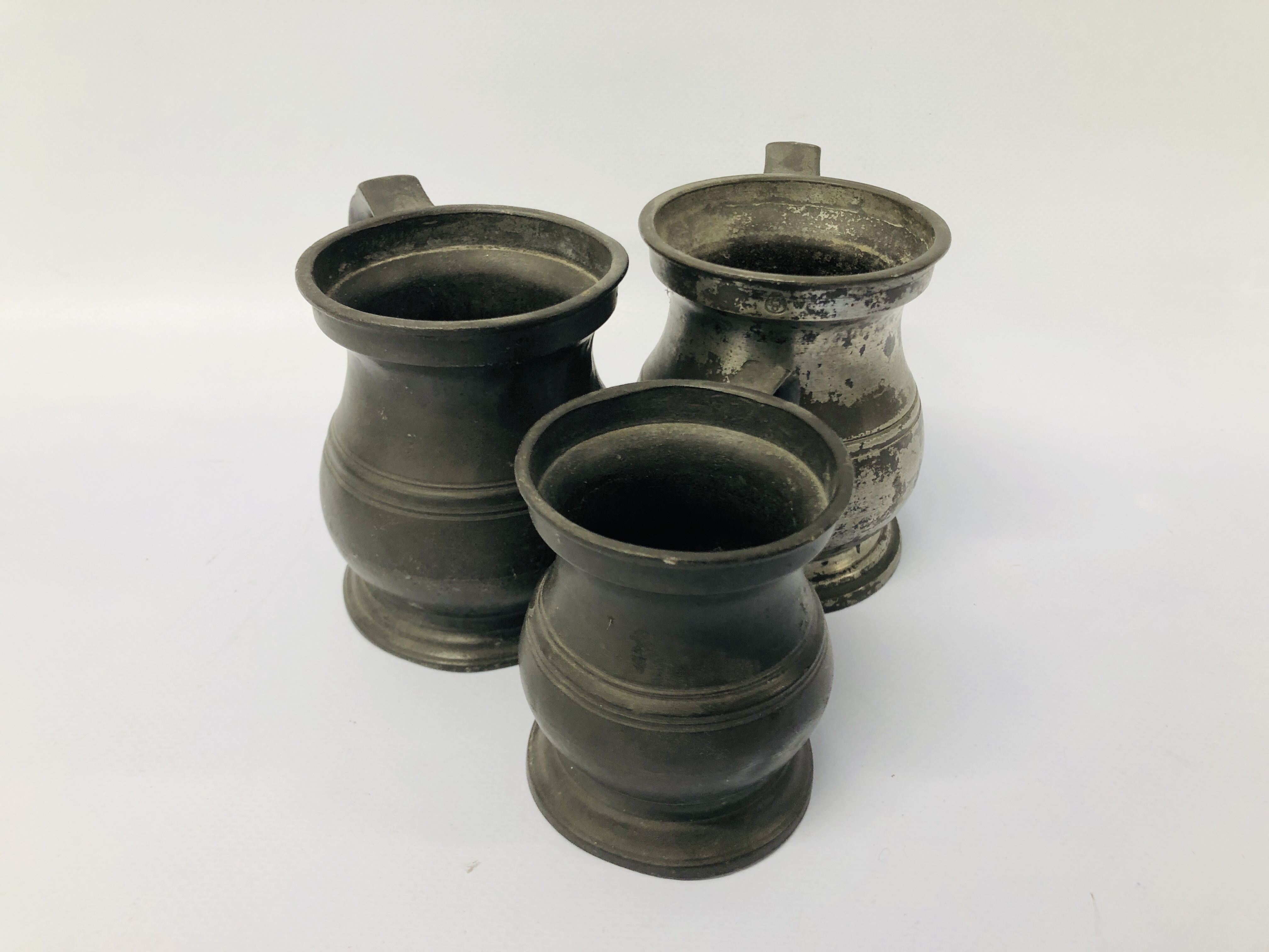 A GROUP OF FIVE VINTAGE PEWTER MEASURING TANKARDS TO INCLUDE S. MALPAS WHEAT. - Image 5 of 5