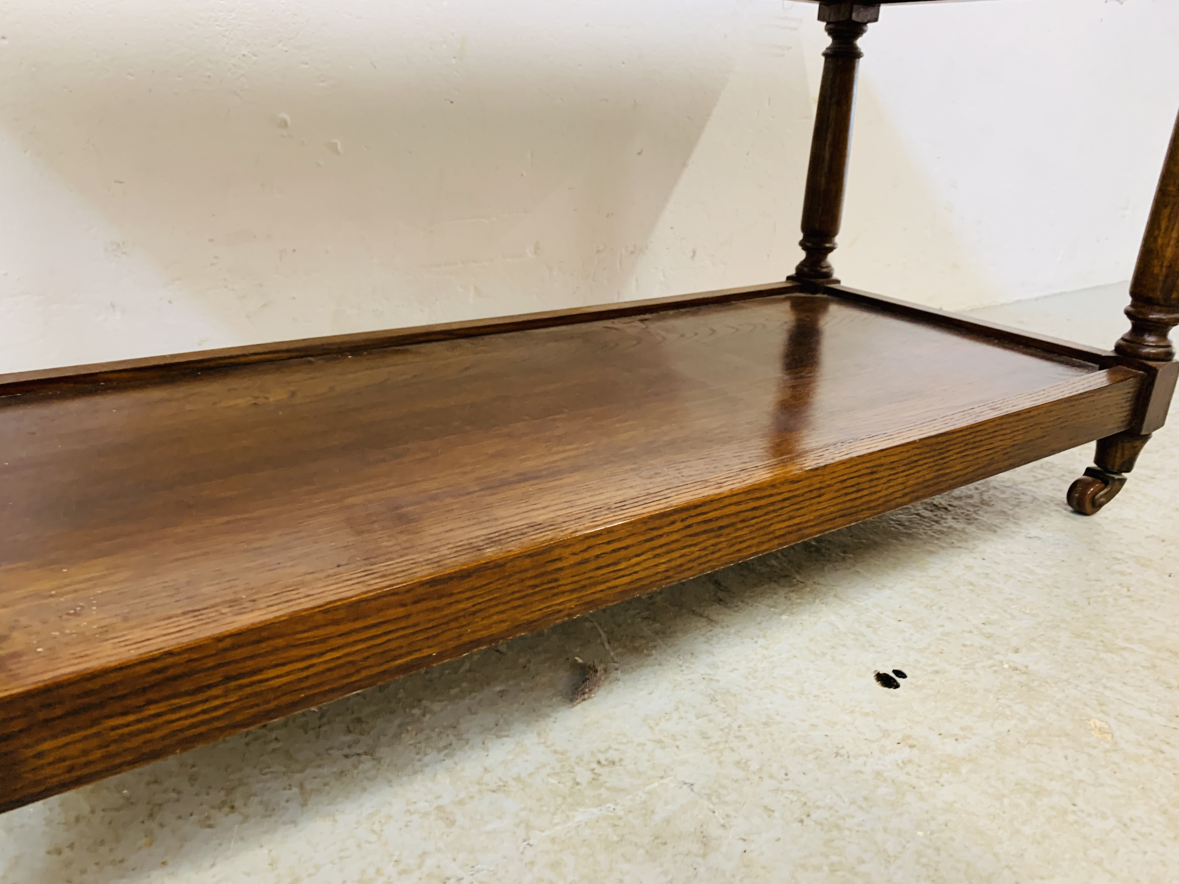 A GOOD QUALITY SOLID OAK TWO TIER COFFEE TABLE - W 92CM. D 46CM. H 47CM. - Image 6 of 7