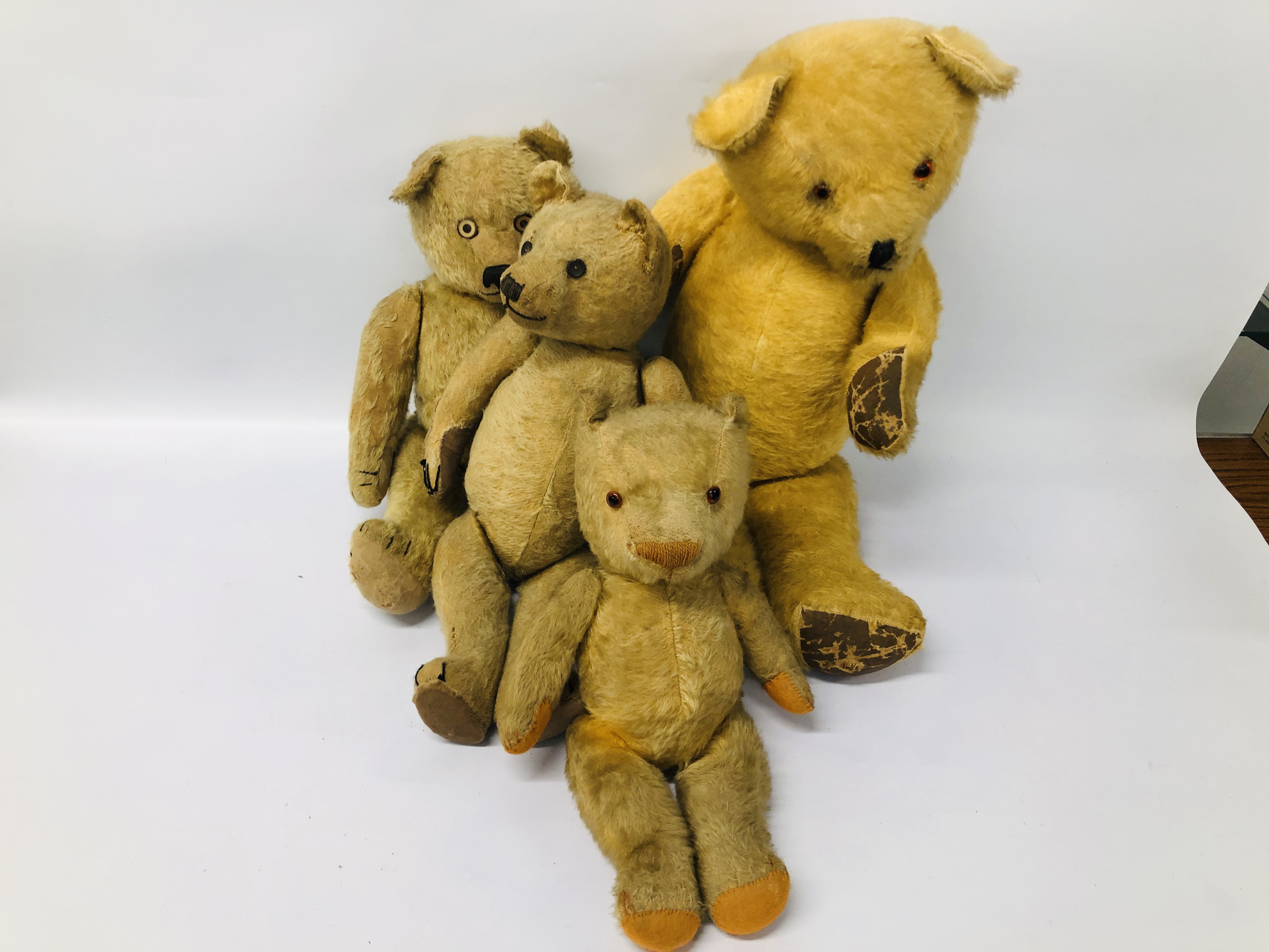 A BOX CONTAINING 4 VINTAGE TEDDY BEARS TO INCLUDE BUTTON EYES ETC.