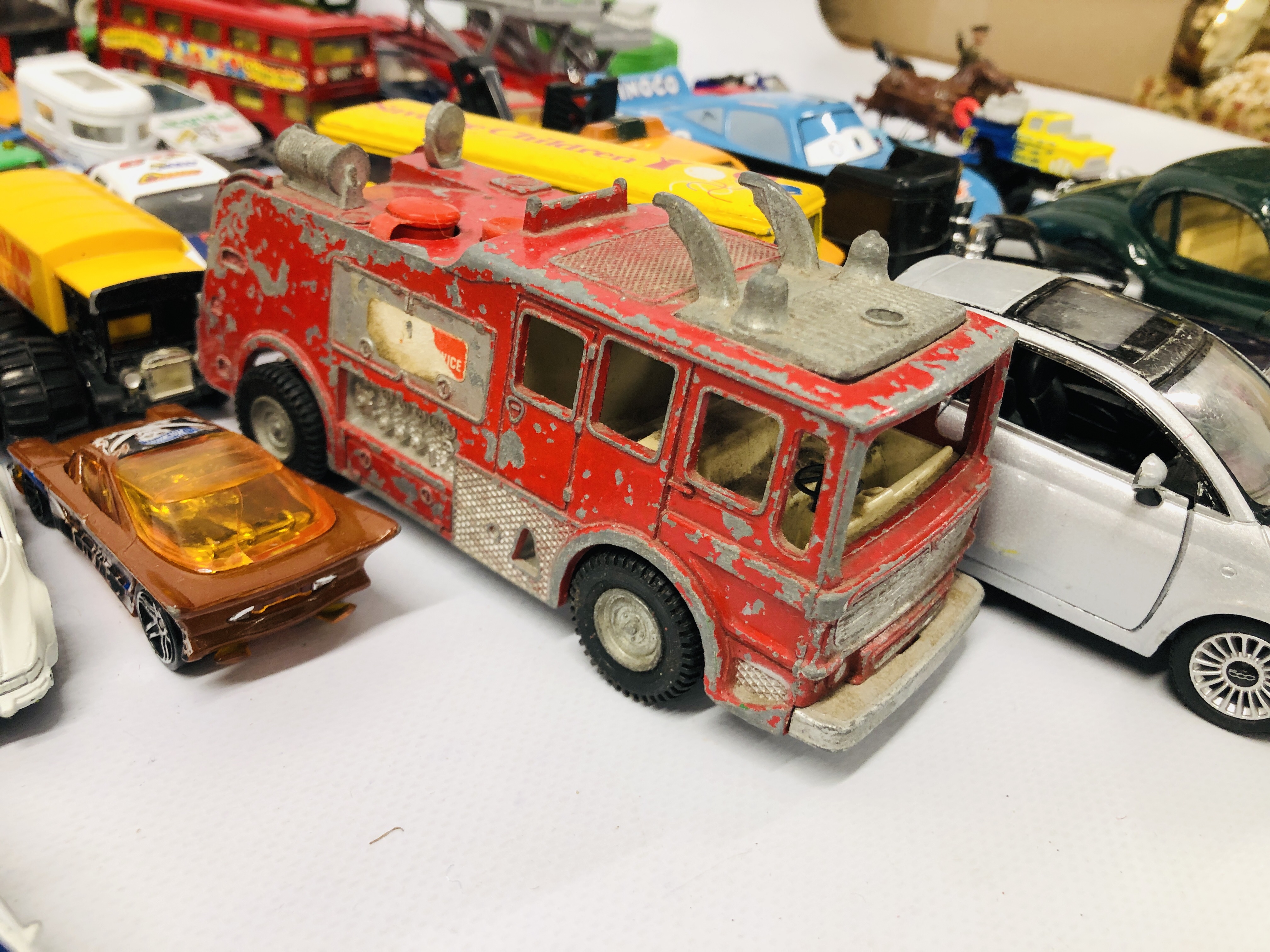 BOX CONTAINING LARGE QTY MIXED DIE CAST VEHICLES, TO INCLUDE CORGI, MATCHBOX, - Image 13 of 13