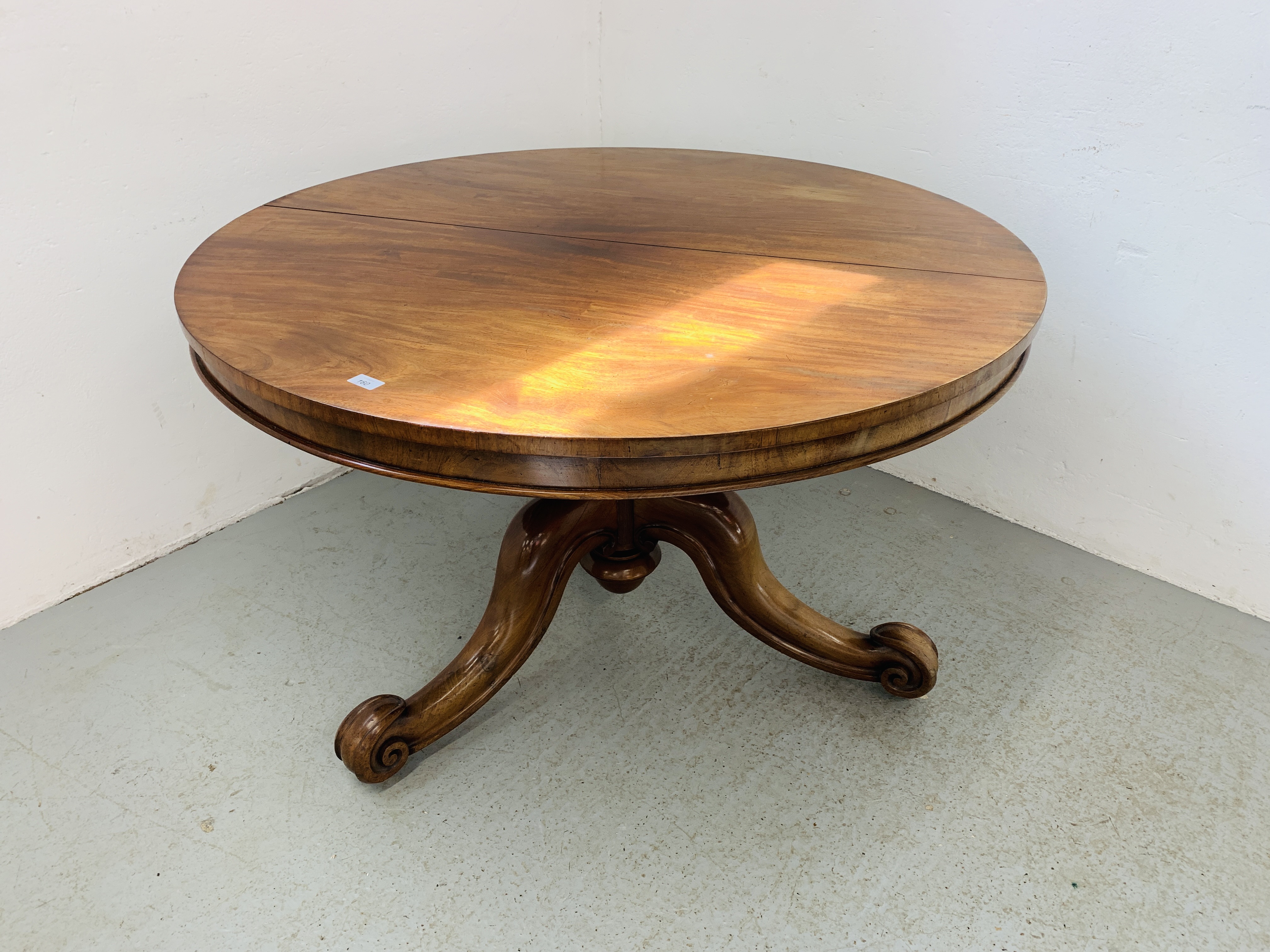 A VICTORIAN MAHOGANY CIRCULAR TOP PEDESTAL TILT TOP DINING TABLE STANDING ON TRIPOD SUPPORT -