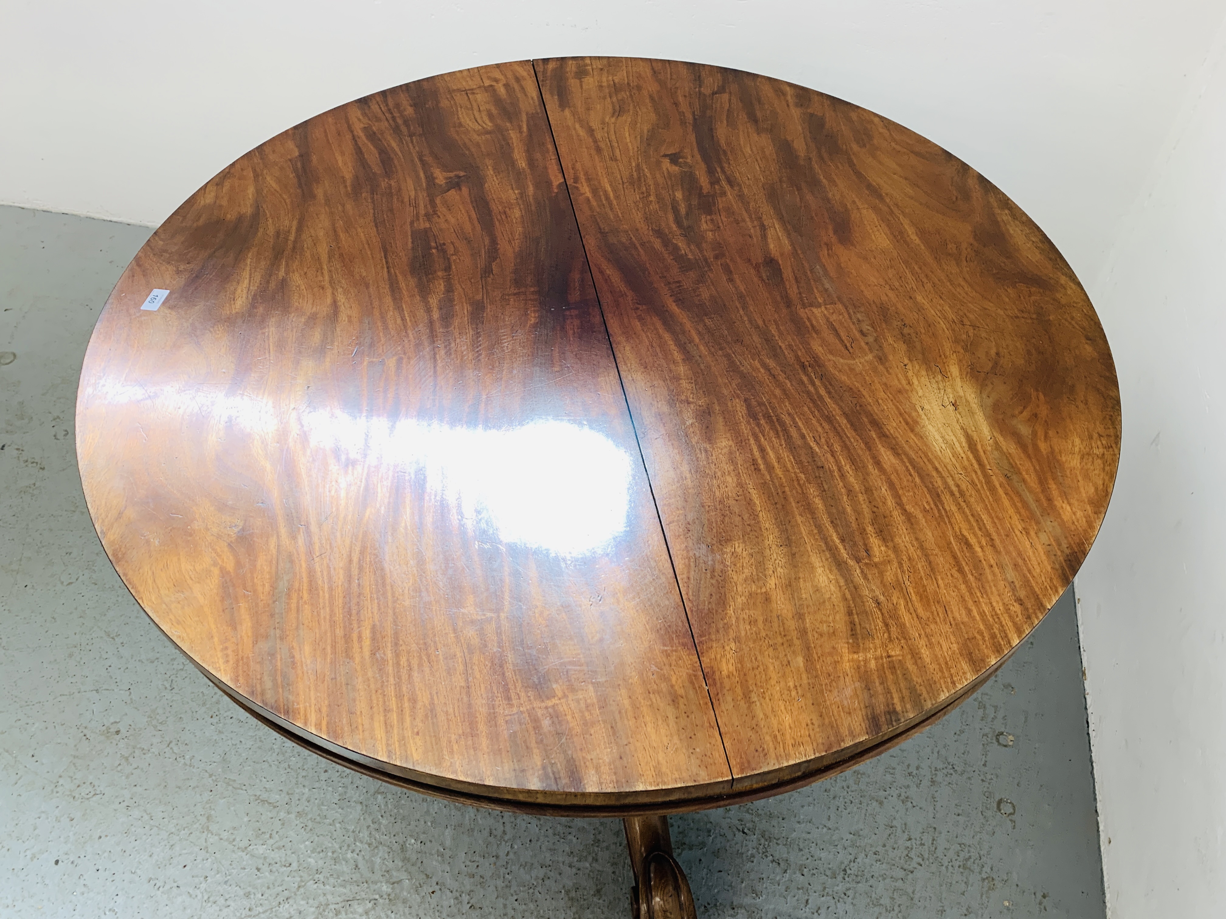 A VICTORIAN MAHOGANY CIRCULAR TOP PEDESTAL TILT TOP DINING TABLE STANDING ON TRIPOD SUPPORT - - Image 7 of 8