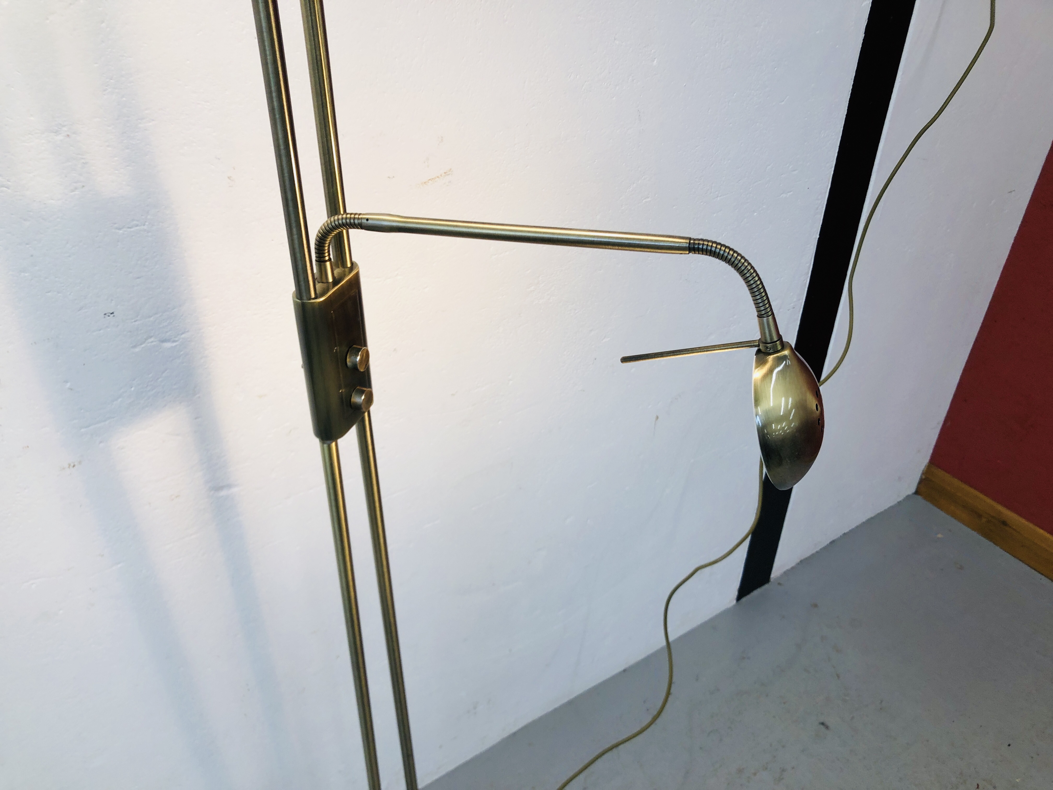 A MODERN BRASS FINISH UPLIGHTER WITH ADJUSTABLE READING LAMP - SOLD AS SEEN - Image 6 of 8