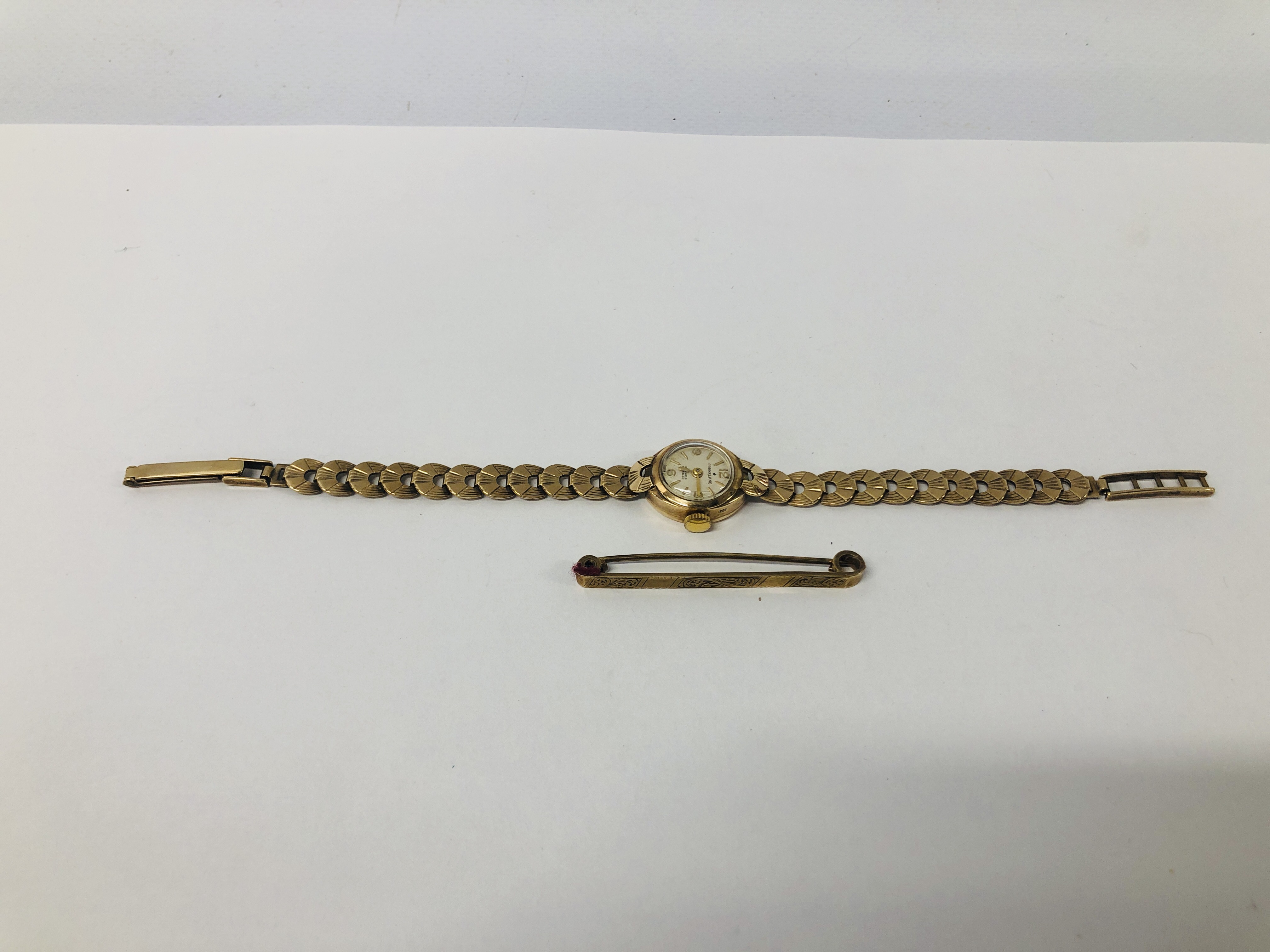 A LADIES 9CT GOLD CASED FRANKLAND WRIST WATCH ON 9CT GOLD BRACELET STRAP ALONG WITH A 9CT GOLD BAR - Image 8 of 14