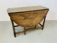 AN ANTIQUE SOLID OAK GATELEG OVAL TOP DINING TABLE - SOME RESTORATION REQUIRED. L 112CM.