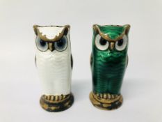 A PAIR OF SILVER AND ENAMELLED OWL SALT SHAKERS (GREEN AND WHITE) (5.