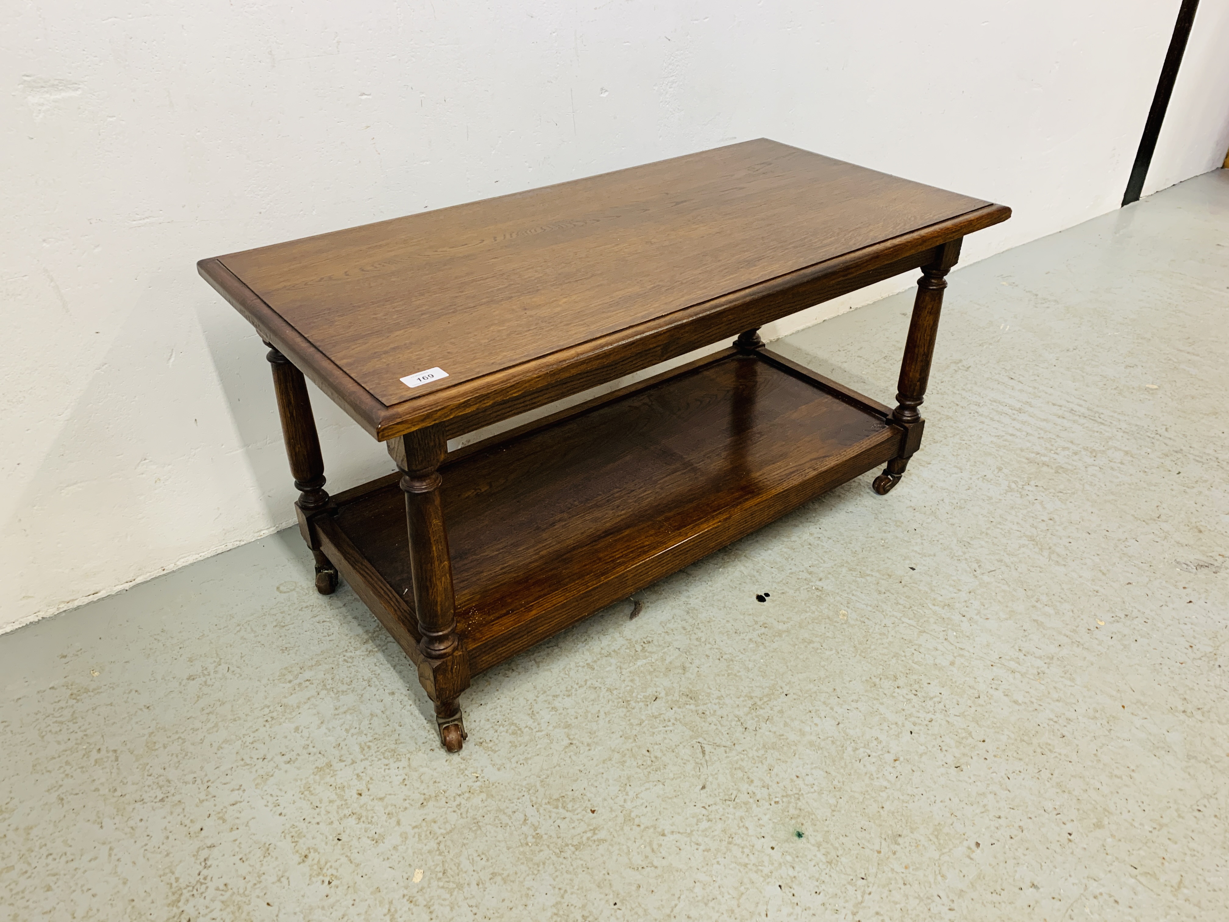 A GOOD QUALITY SOLID OAK TWO TIER COFFEE TABLE - W 92CM. D 46CM. H 47CM. - Image 3 of 7