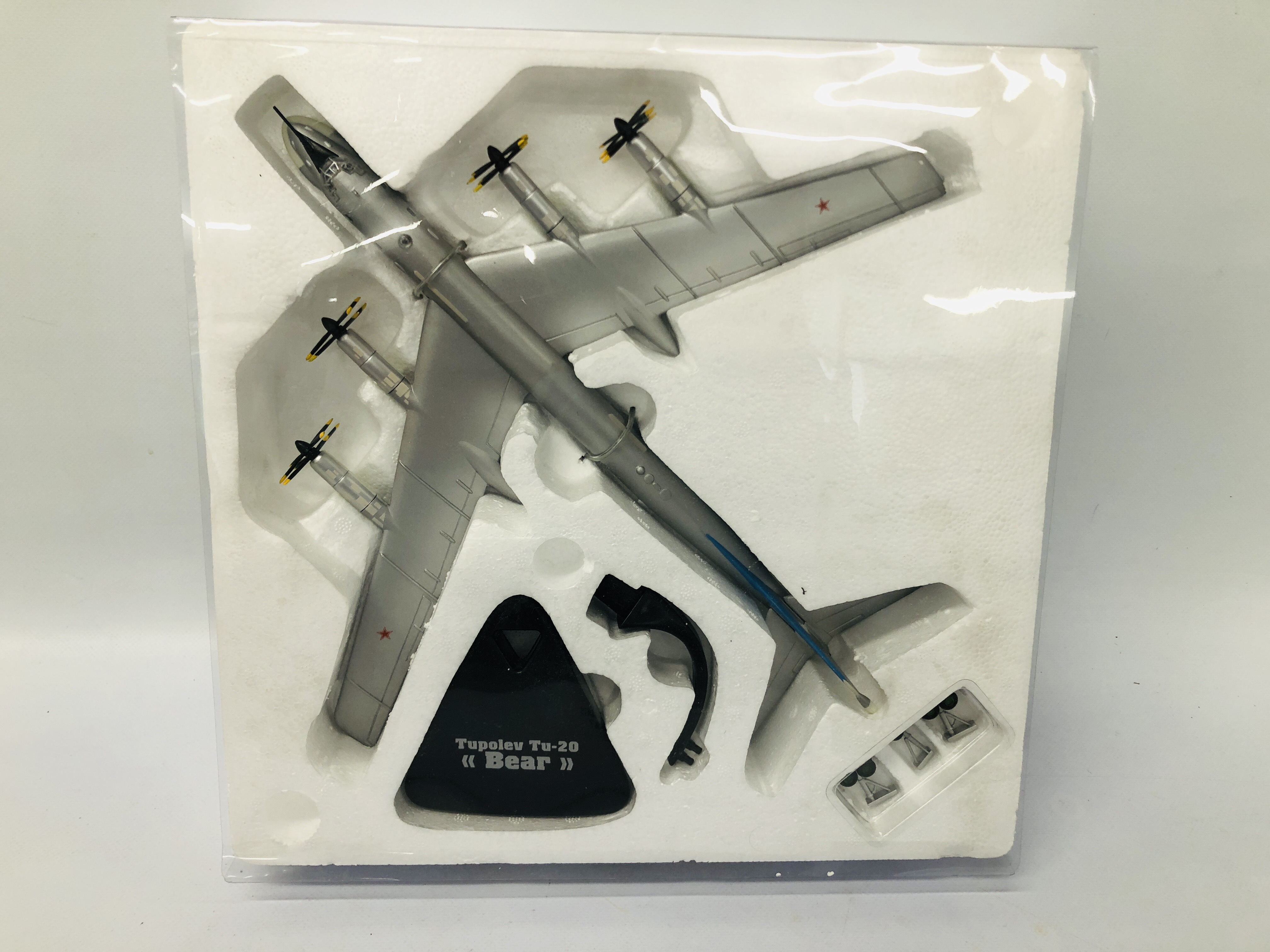 A COLLECTION OF 25 "MILITARY GIANTS OF THE SKY" MODEL FIGHTER AIRCRAFT WITH STANDS (BOXED) - Image 10 of 10