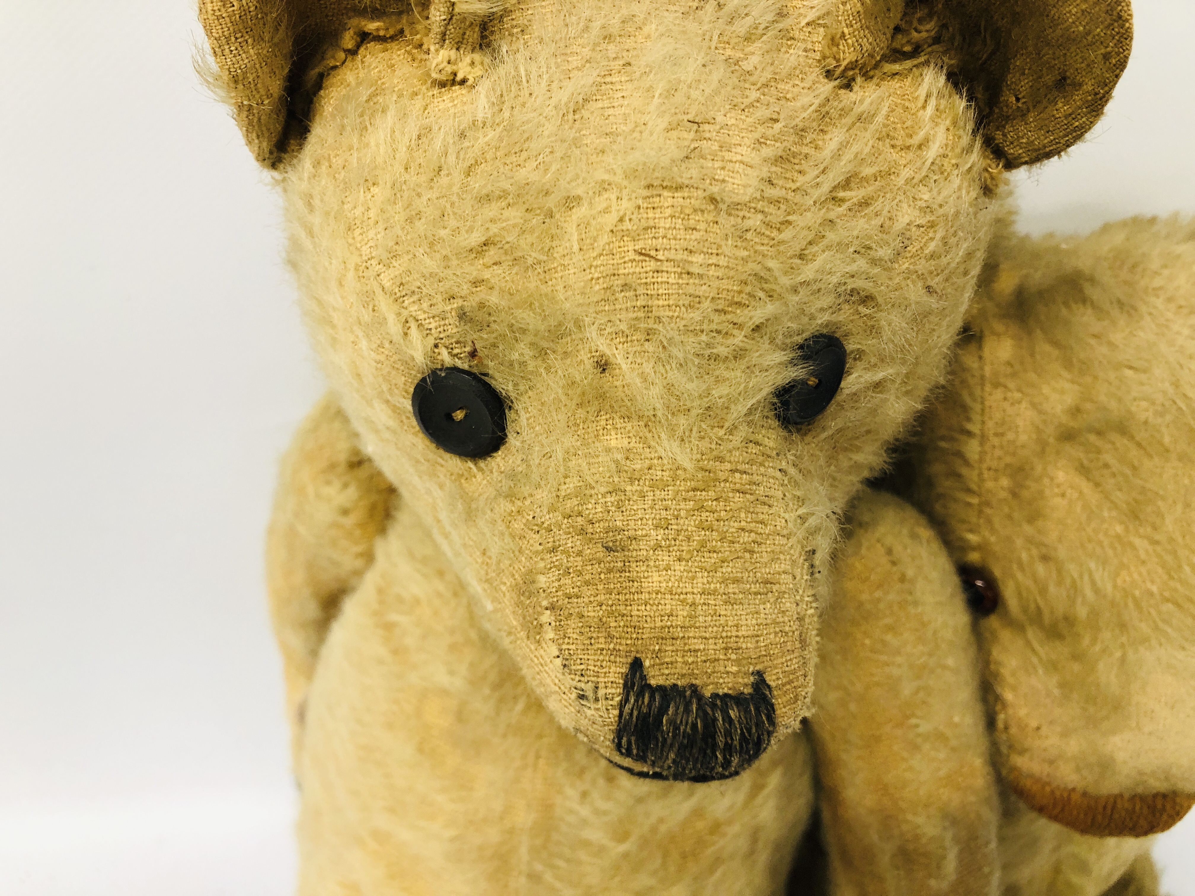 A BOX CONTAINING 4 VINTAGE TEDDY BEARS TO INCLUDE BUTTON EYES ETC. - Image 8 of 9