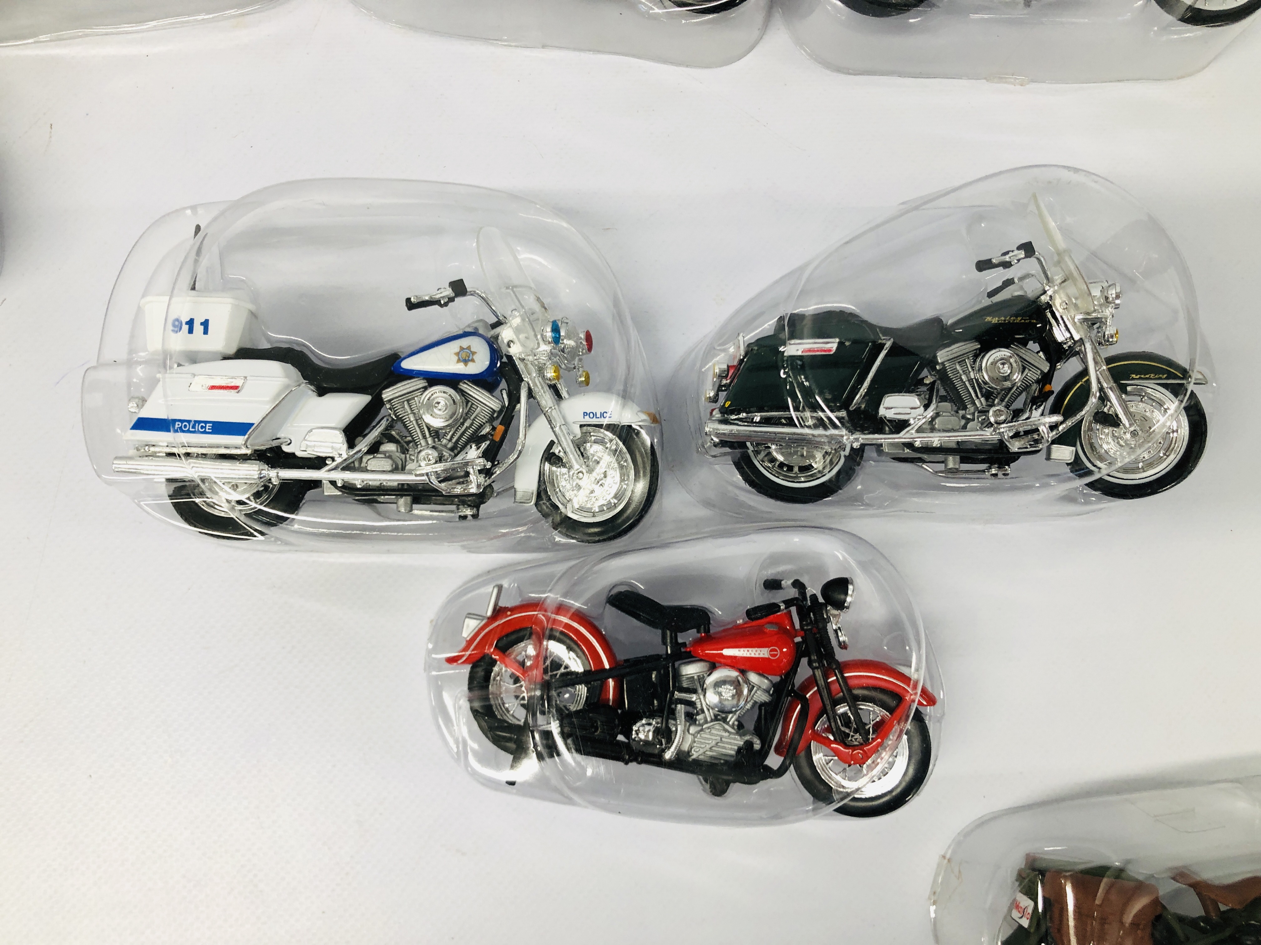 A COMPLETE SET OF 24 HARLEY DAVIDSON MODEL MOTORCYCLES "THE LEGENDS COLLECTION" - Image 4 of 9