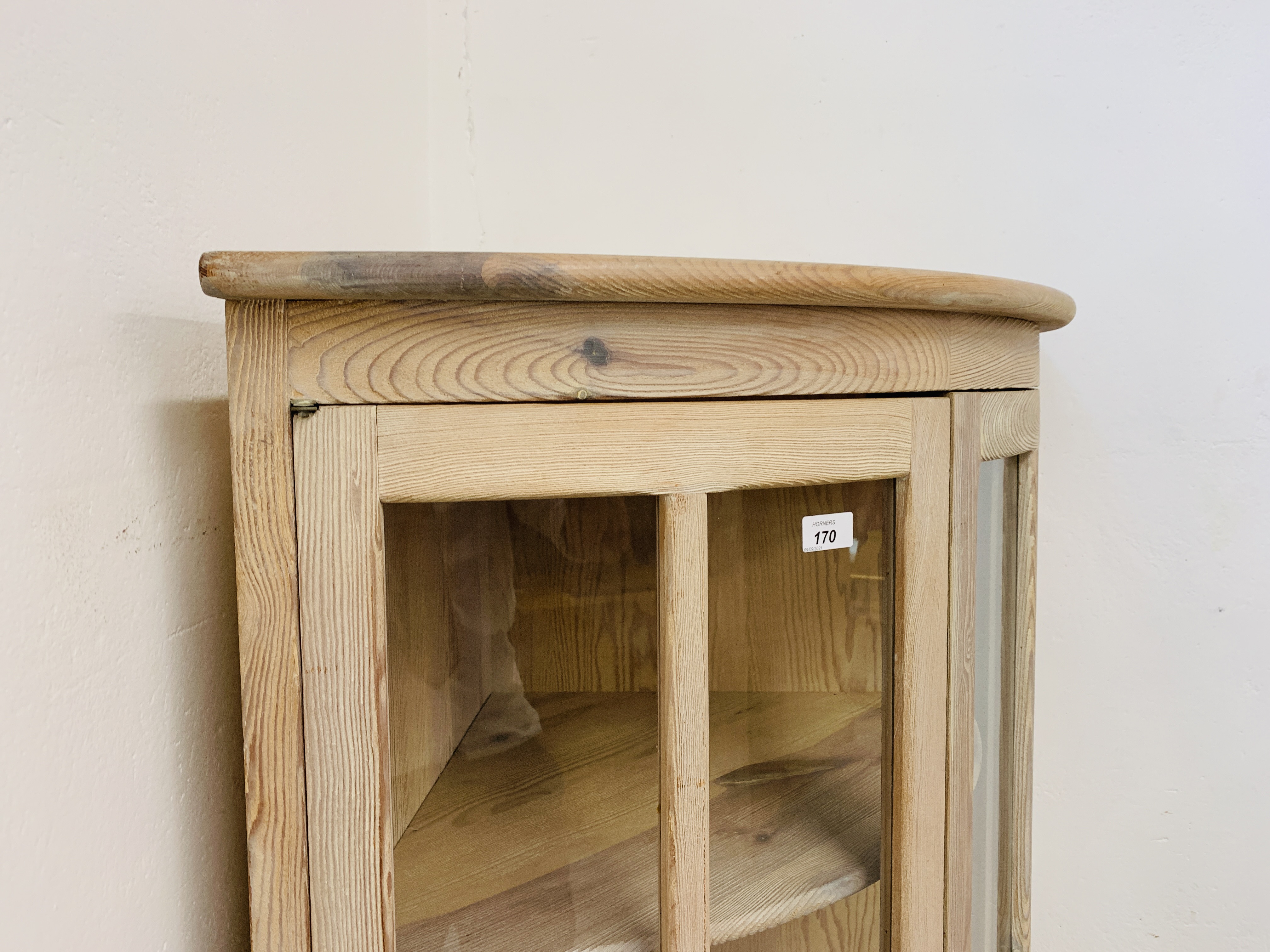 A GOOD QUALITY MODERN LIMED PINE CORNER DISPLAY CABINET MANUFACTURED BY LENO SPAIN - HEIGHT 150CM. - Image 4 of 9