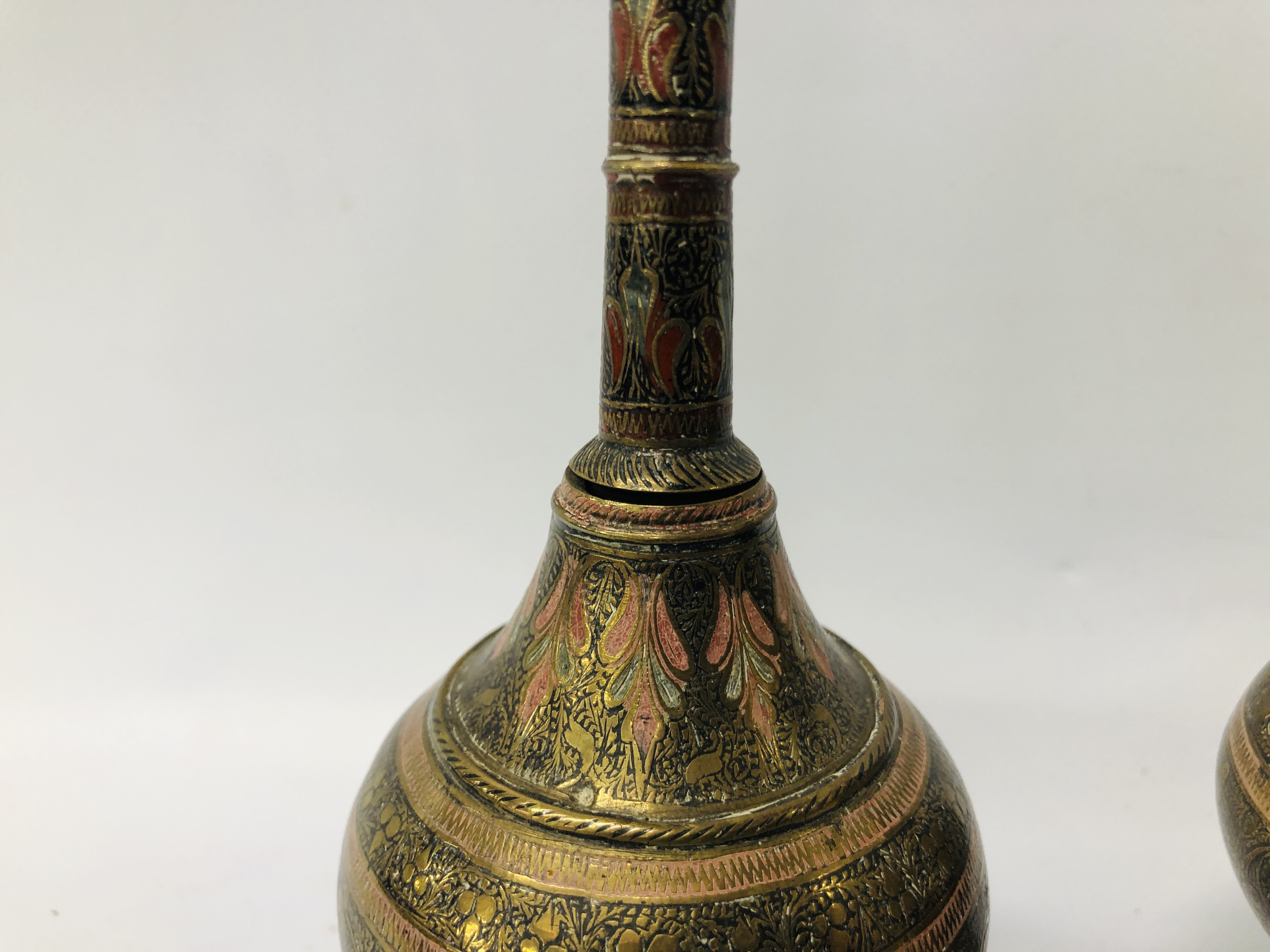 MIXED BRASS AND COPPER TO INCLUDE OIL LAMPS, LAMPS, STOVE, TRIVET, WATERING CAN, SCALES, CUPS, - Image 26 of 27