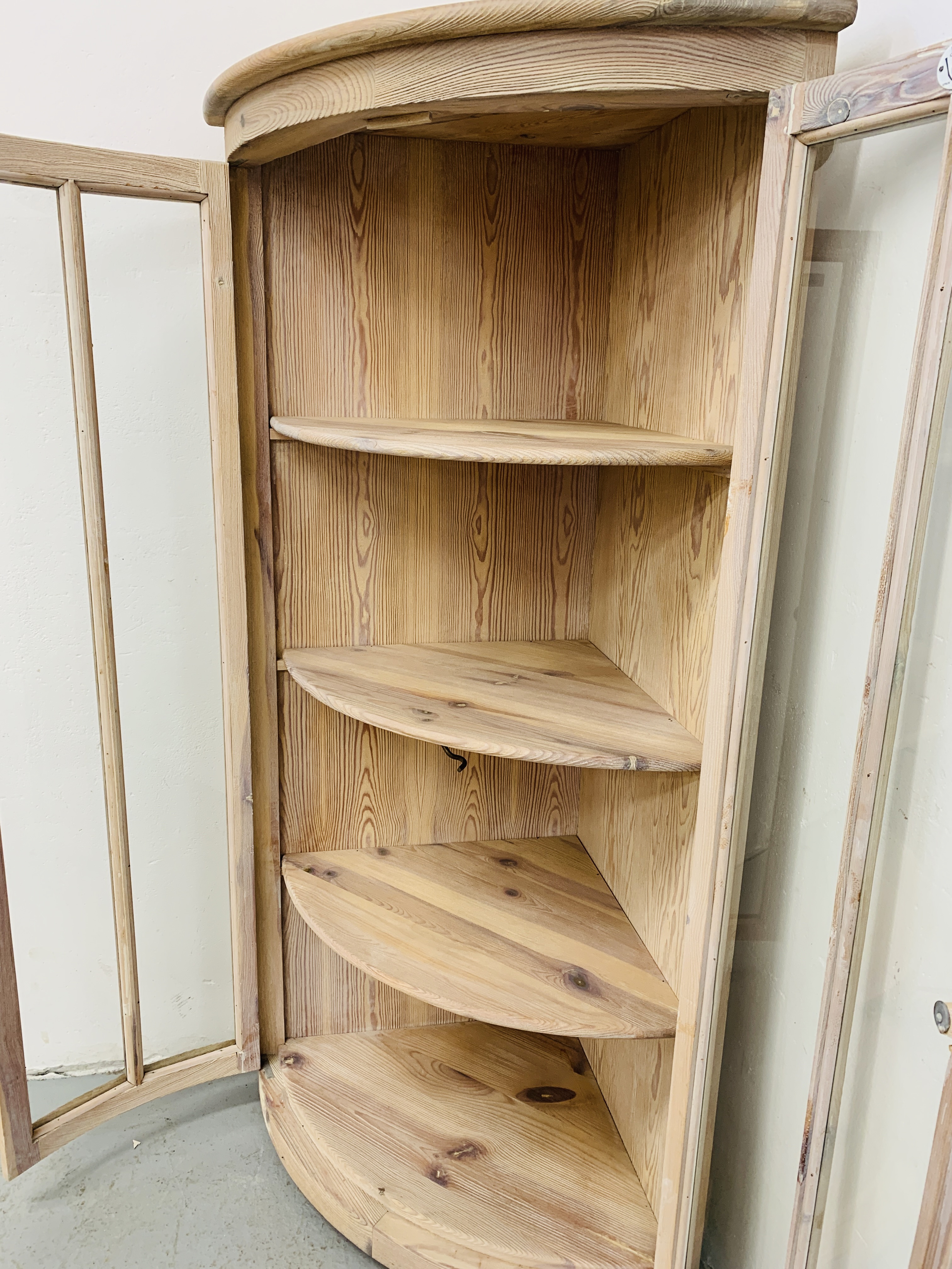 A GOOD QUALITY MODERN LIMED PINE CORNER DISPLAY CABINET MANUFACTURED BY LENO SPAIN - HEIGHT 150CM. - Image 9 of 9