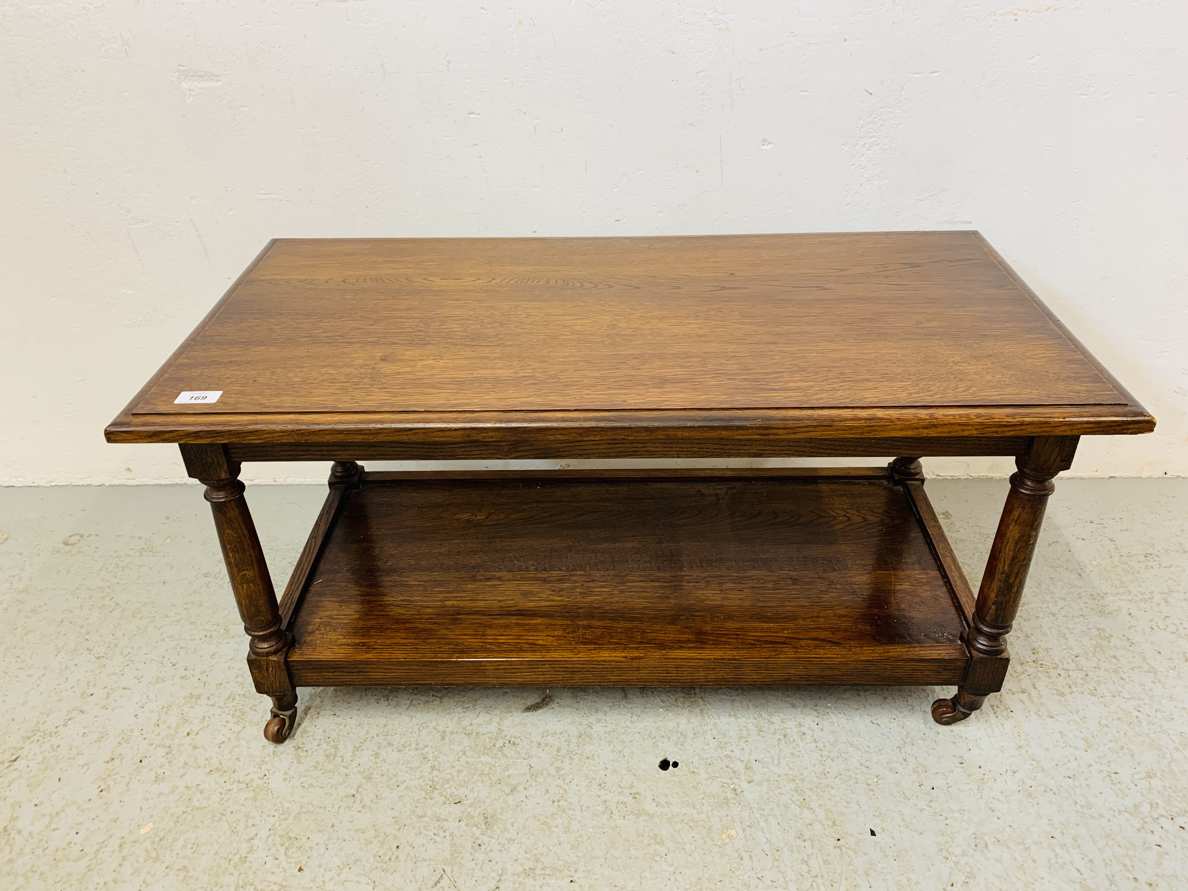 A GOOD QUALITY SOLID OAK TWO TIER COFFEE TABLE - W 92CM. D 46CM. H 47CM.