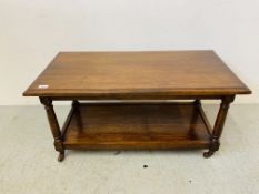 A GOOD QUALITY SOLID OAK TWO TIER COFFEE TABLE - W 92CM. D 46CM. H 47CM.