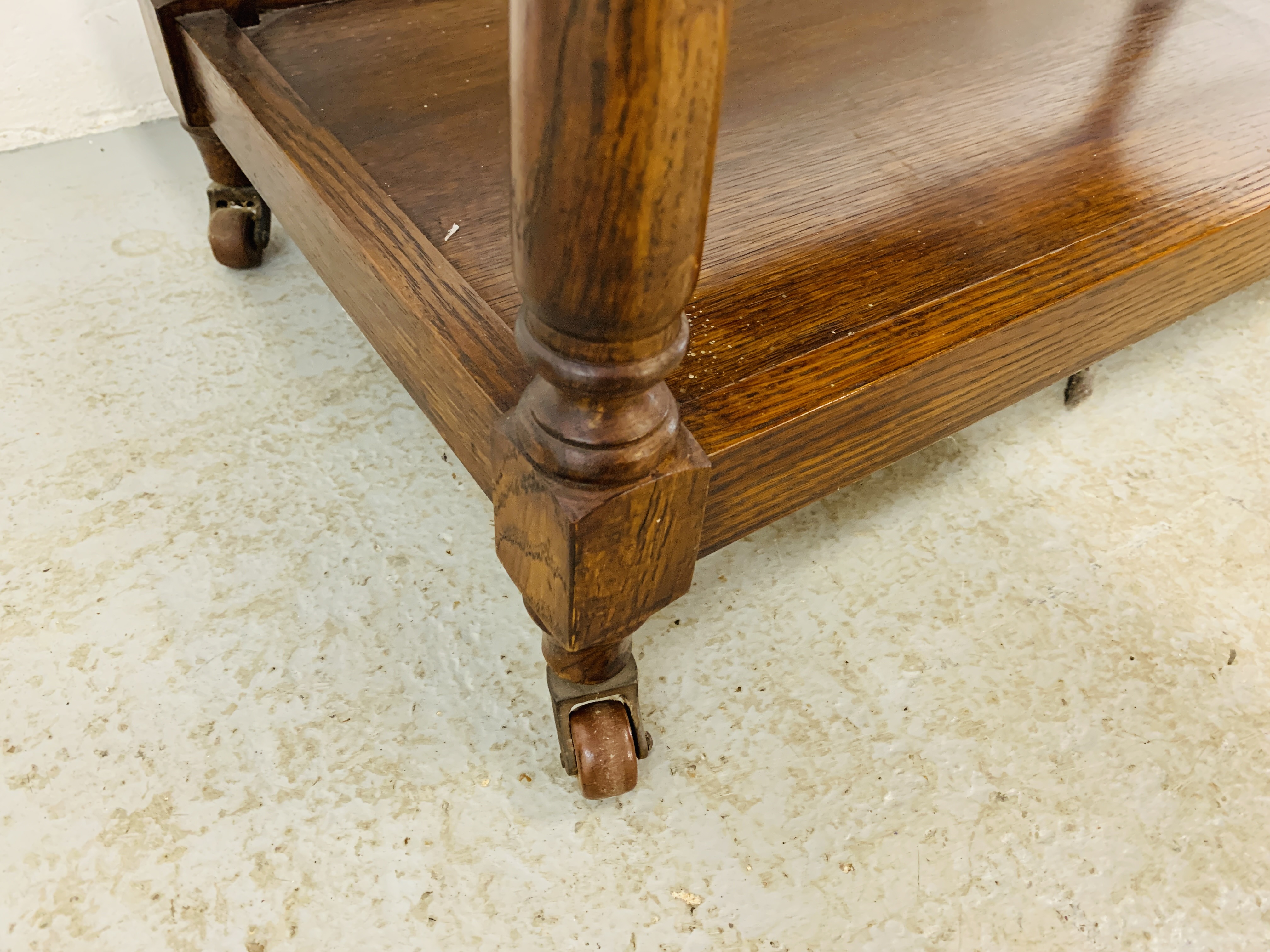 A GOOD QUALITY SOLID OAK TWO TIER COFFEE TABLE - W 92CM. D 46CM. H 47CM. - Image 5 of 7