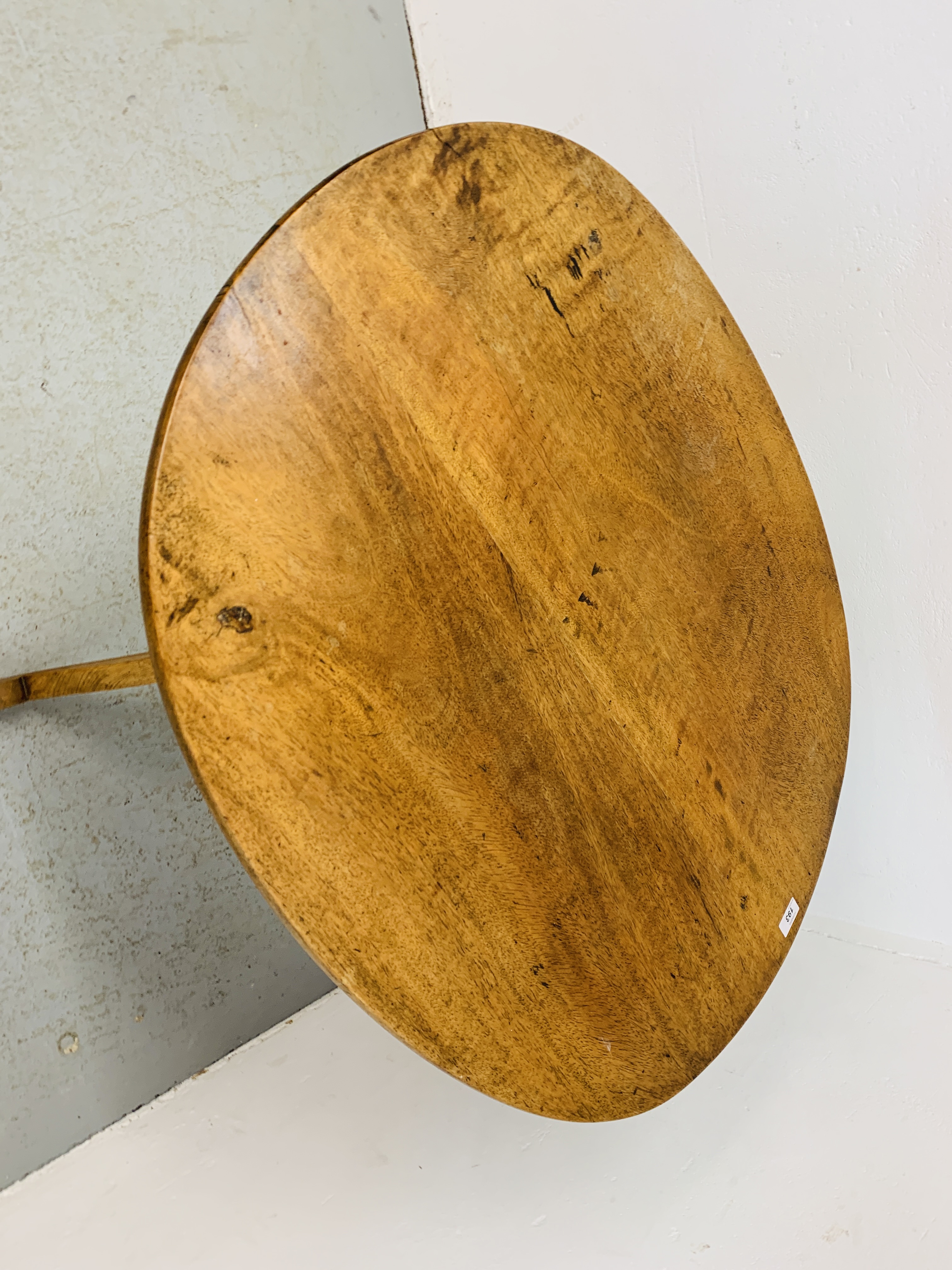 A MAHOGANY TILT TOP PEDESTAL TABLE IWTH OVAL TOP - W 87CM. L 71CM. HEIGHT 78CM. - Image 2 of 6