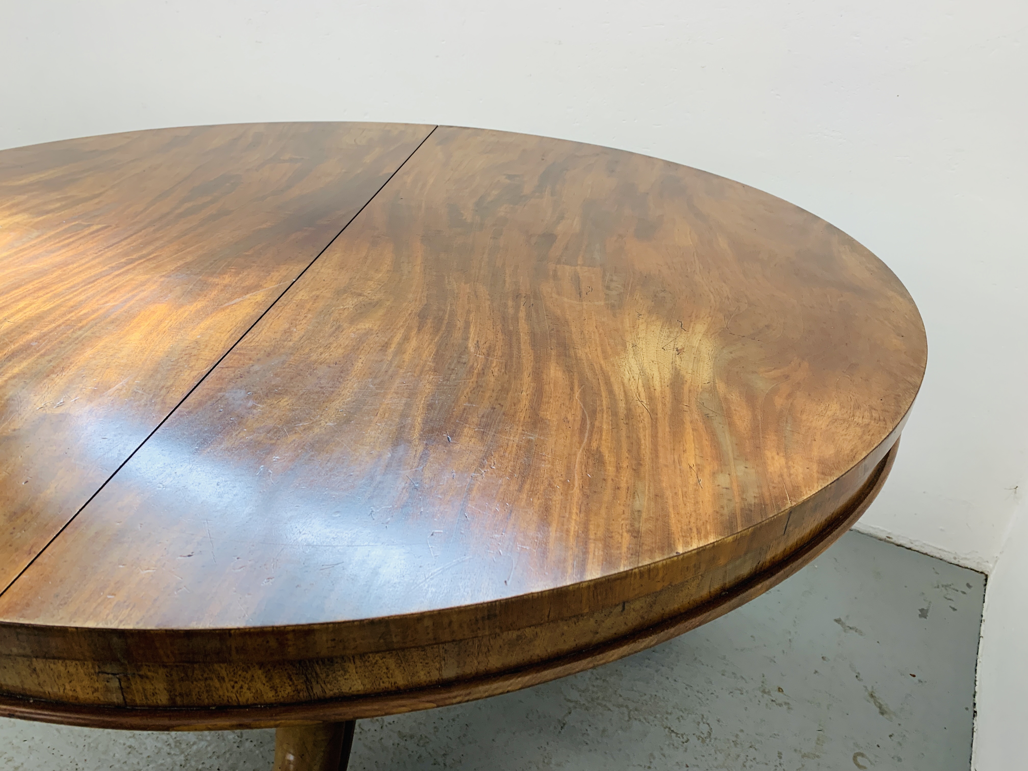 A VICTORIAN MAHOGANY CIRCULAR TOP PEDESTAL TILT TOP DINING TABLE STANDING ON TRIPOD SUPPORT - - Image 8 of 8