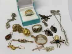 A SMALL GROUP OF JEWELLERY TO INCLUDE A SILVER ELEPHANT DESIGN RING, YELLOW METAL FRAMED PENDANT,