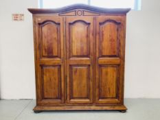 A REPRODUCTION SOLID WOOD TRIPLE WARDROBE WITH PANELLED DOORS AND ARCHED PEDIMENT, WIDTH 186CM,