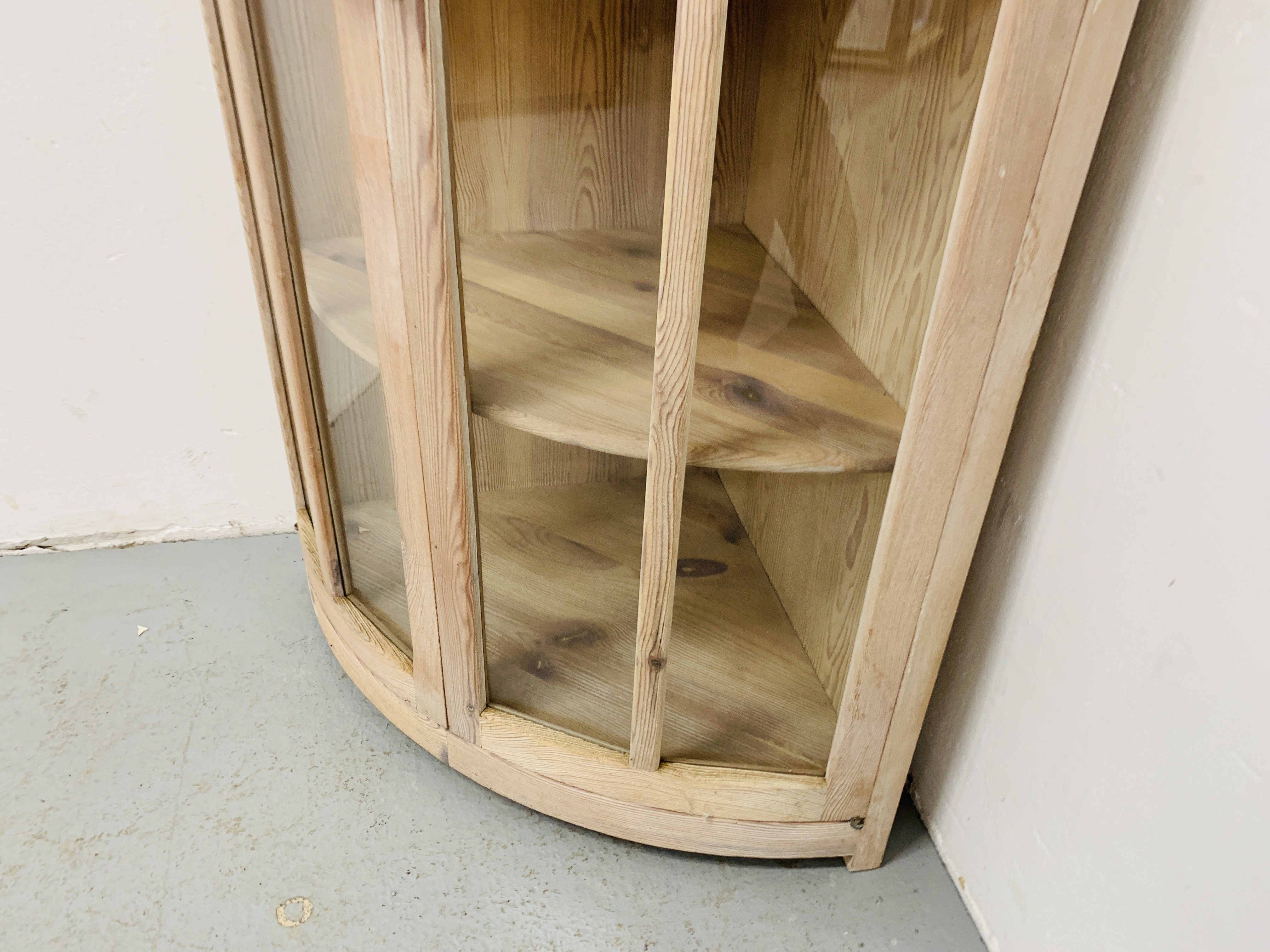 A GOOD QUALITY MODERN LIMED PINE CORNER DISPLAY CABINET MANUFACTURED BY LENO SPAIN - HEIGHT 150CM. - Image 7 of 9