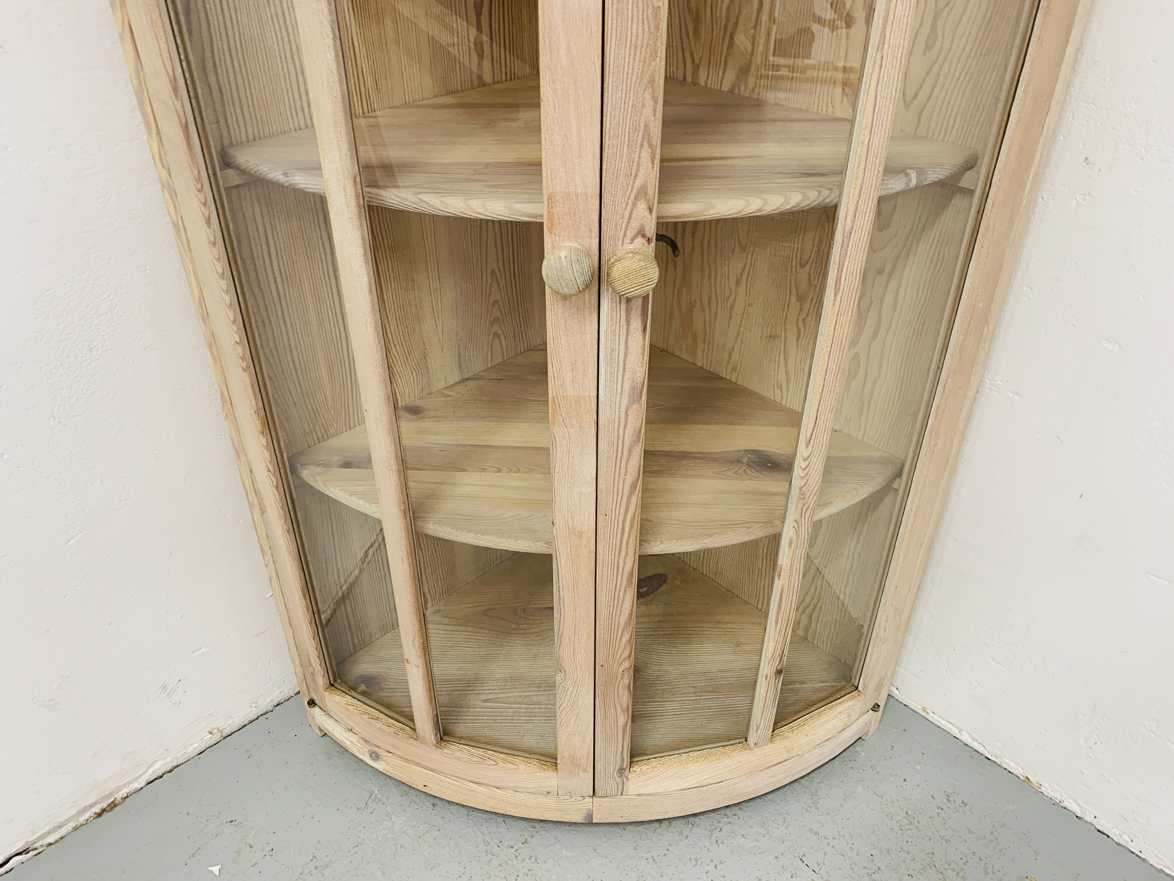 A GOOD QUALITY MODERN LIMED PINE CORNER DISPLAY CABINET MANUFACTURED BY LENO SPAIN - HEIGHT 150CM. - Image 6 of 9