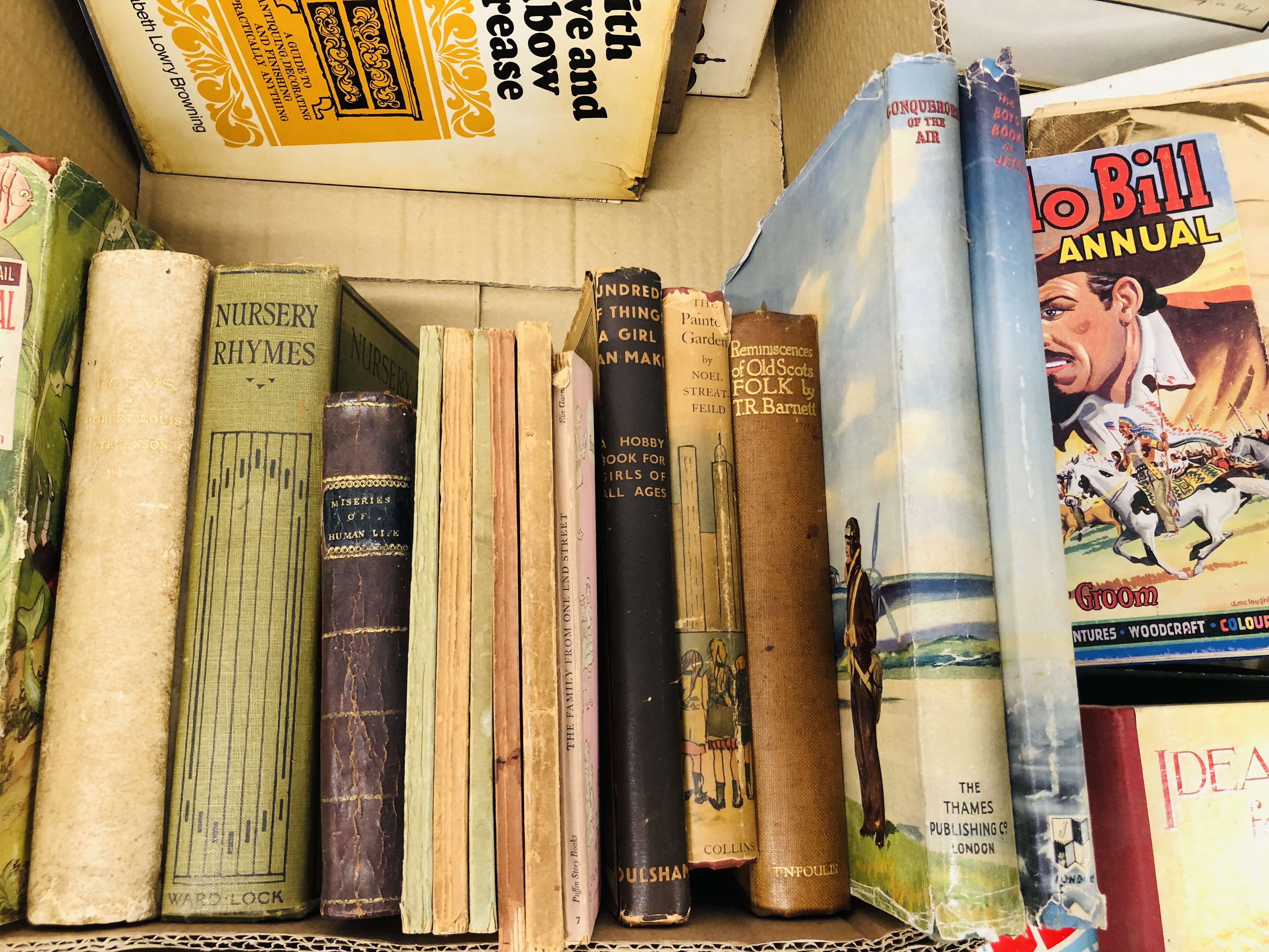 TWO BOXES CONTAINING CHILDREN'S ANNUALS TO INCLUDE DAILY MAIL ANNUAL, ENID BLYTON'S TREASURY, - Image 3 of 9