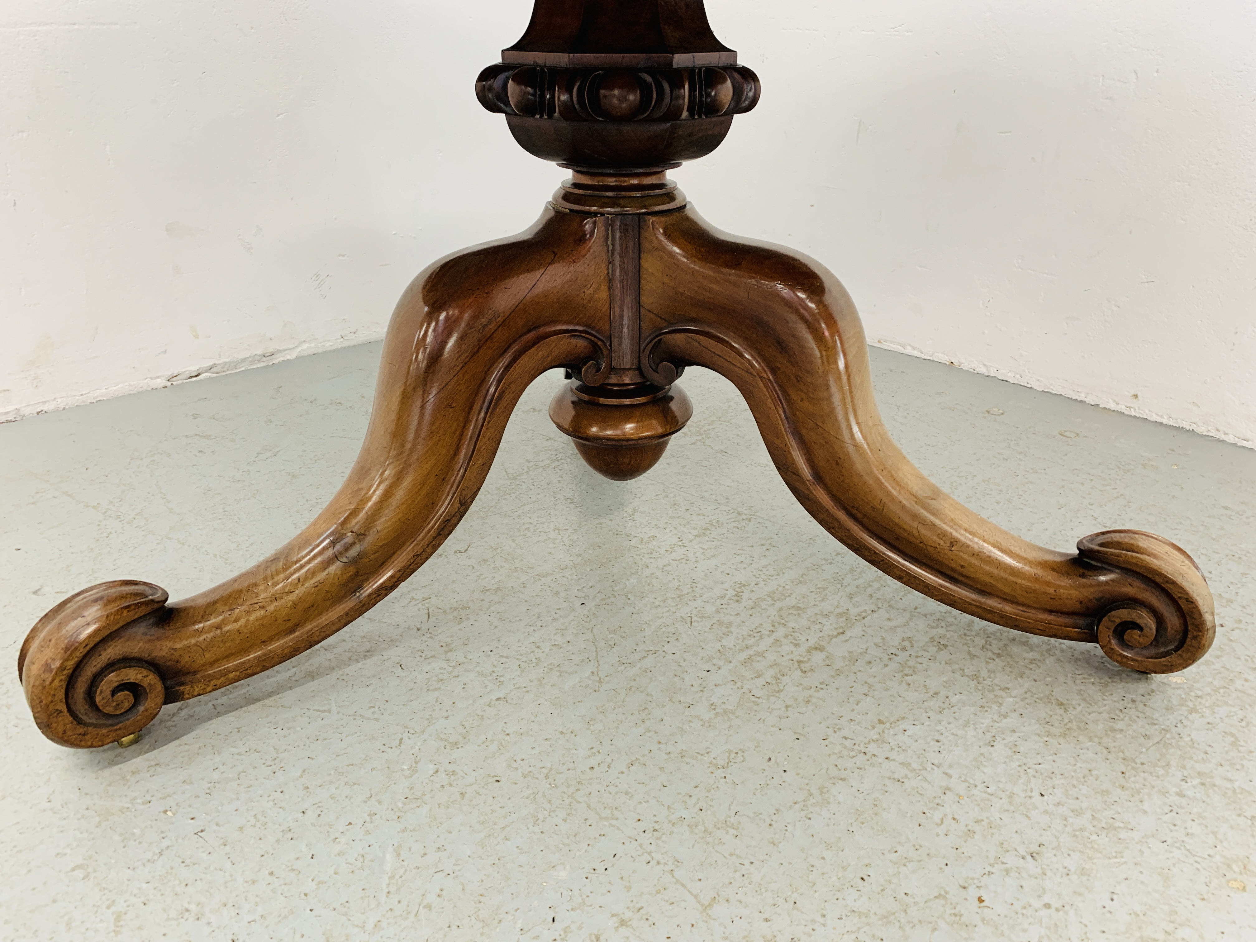 A VICTORIAN MAHOGANY CIRCULAR TOP PEDESTAL TILT TOP DINING TABLE STANDING ON TRIPOD SUPPORT - - Image 5 of 8