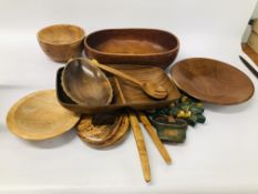 AN ASSORTMENT OF MIXED TREEN ITEMS TO INCLUDE BRASS, DISHES, SPOONS, CARVINGS ETC.