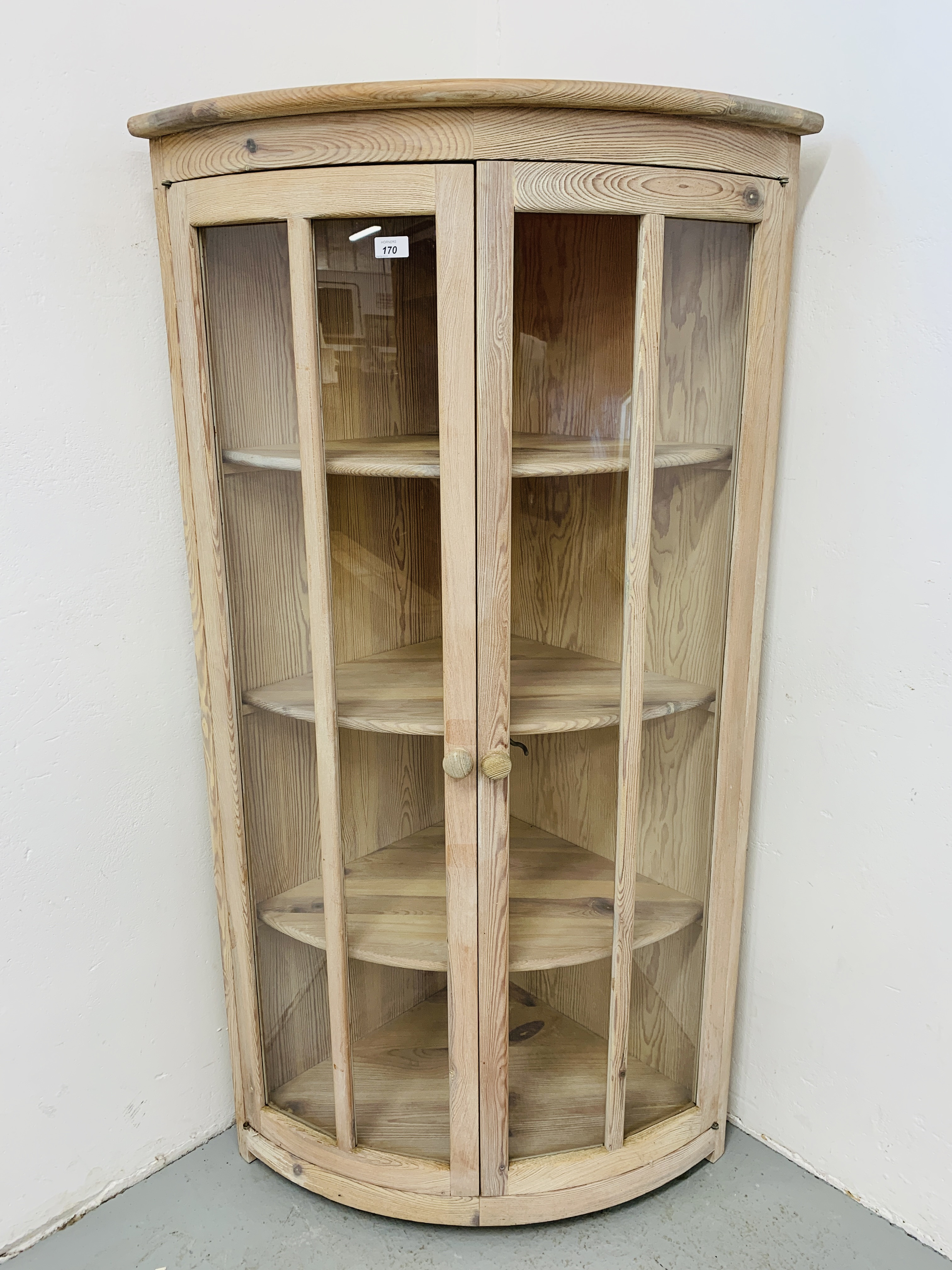 A GOOD QUALITY MODERN LIMED PINE CORNER DISPLAY CABINET MANUFACTURED BY LENO SPAIN - HEIGHT 150CM.