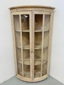 A GOOD QUALITY MODERN LIMED PINE CORNER DISPLAY CABINET MANUFACTURED BY LENO SPAIN - HEIGHT 150CM.