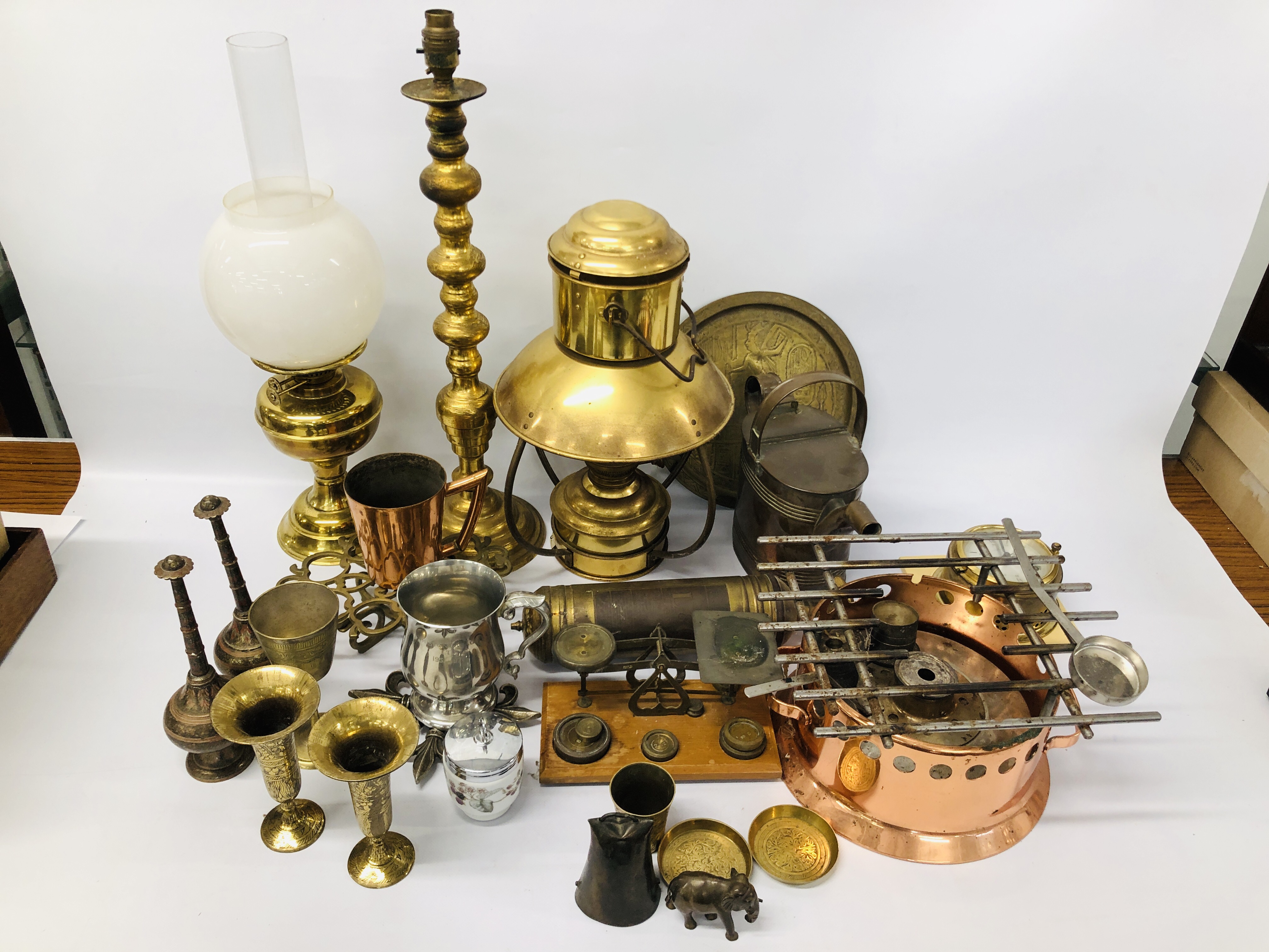 MIXED BRASS AND COPPER TO INCLUDE OIL LAMPS, LAMPS, STOVE, TRIVET, WATERING CAN, SCALES, CUPS, - Image 2 of 27