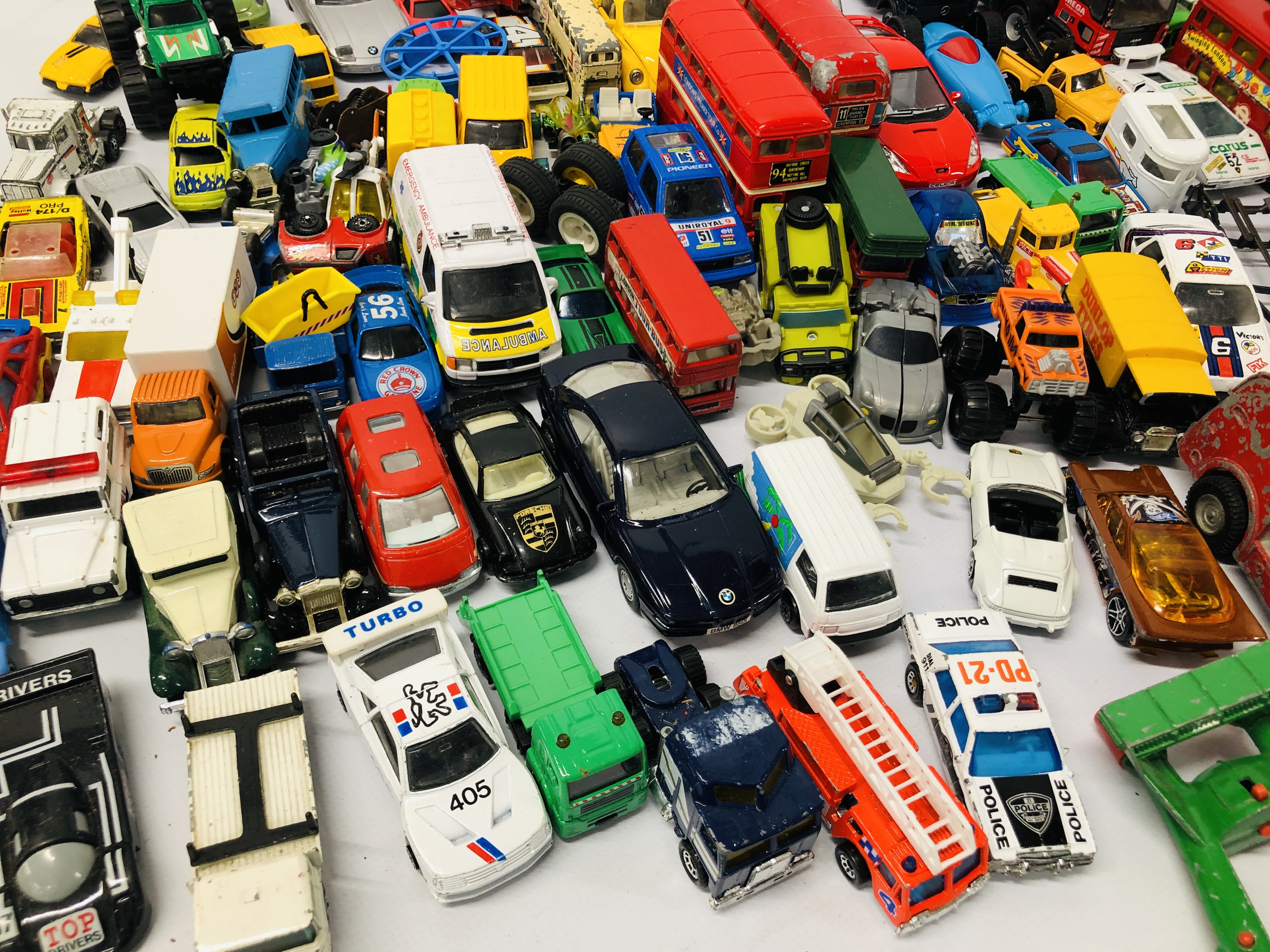BOX CONTAINING LARGE QTY MIXED DIE CAST VEHICLES, TO INCLUDE CORGI, MATCHBOX, - Image 8 of 13
