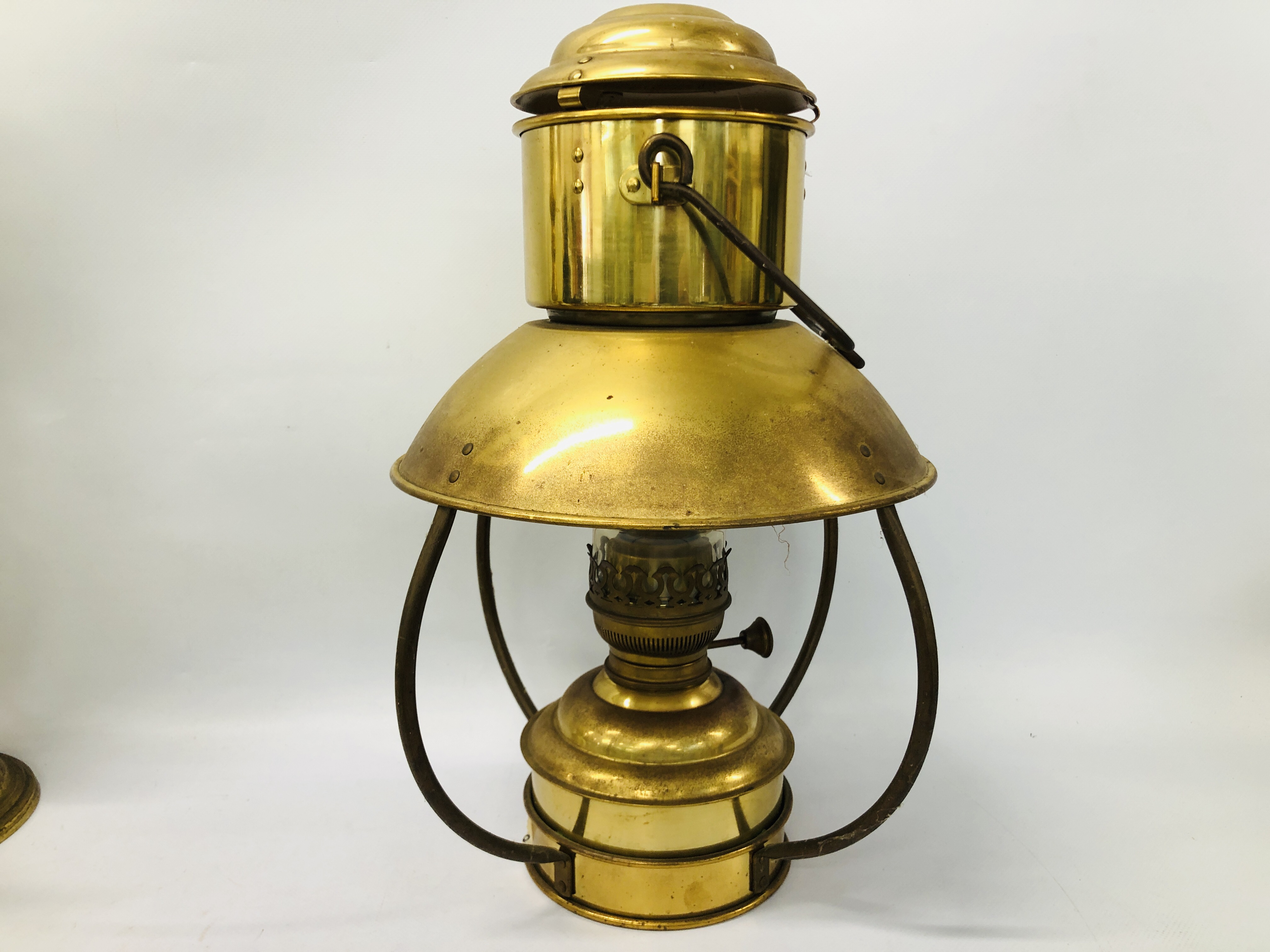 MIXED BRASS AND COPPER TO INCLUDE OIL LAMPS, LAMPS, STOVE, TRIVET, WATERING CAN, SCALES, CUPS, - Image 10 of 27