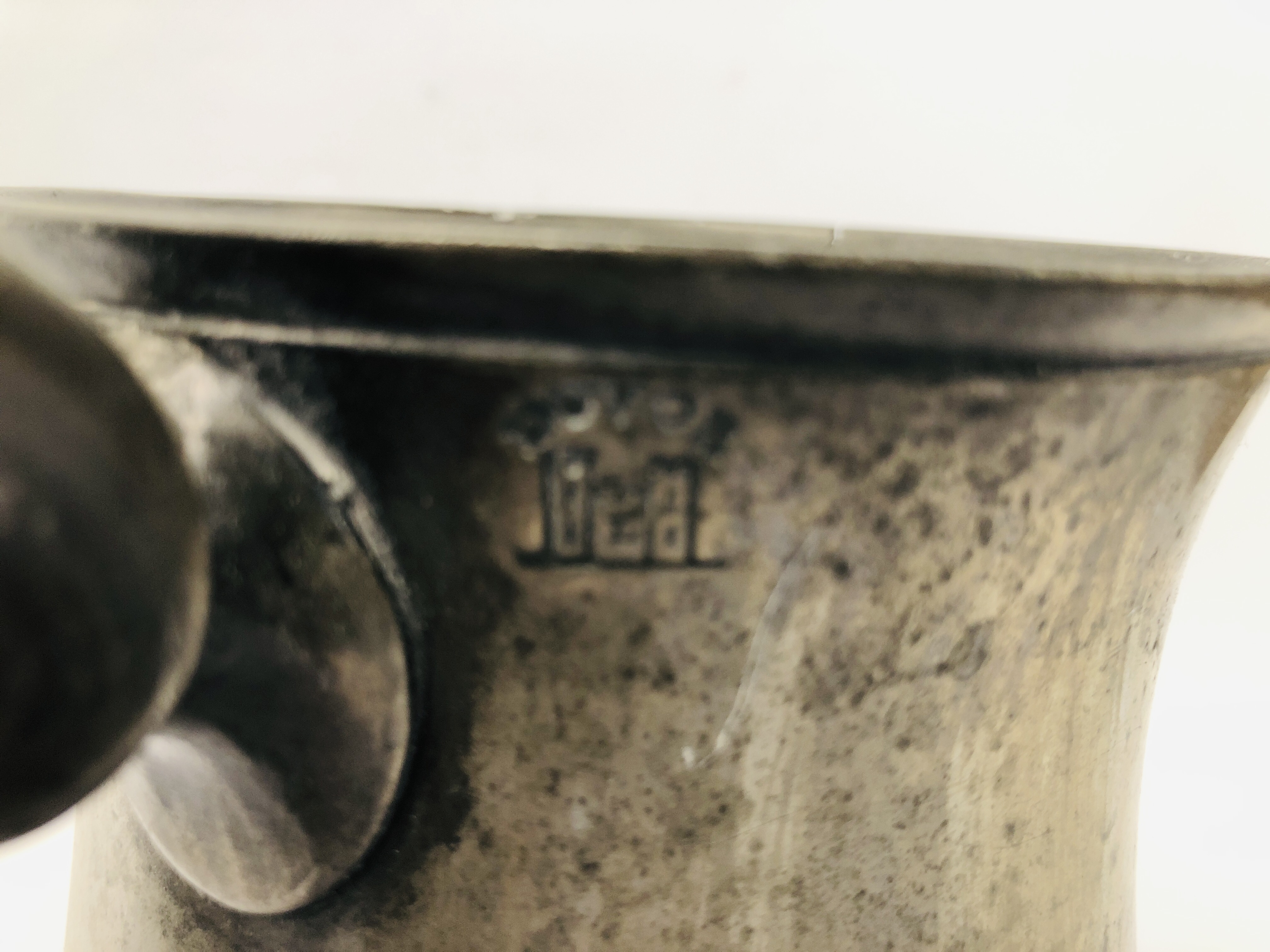 A GROUP OF FIVE VINTAGE PEWTER MEASURING TANKARDS TO INCLUDE S. MALPAS WHEAT. - Image 3 of 5