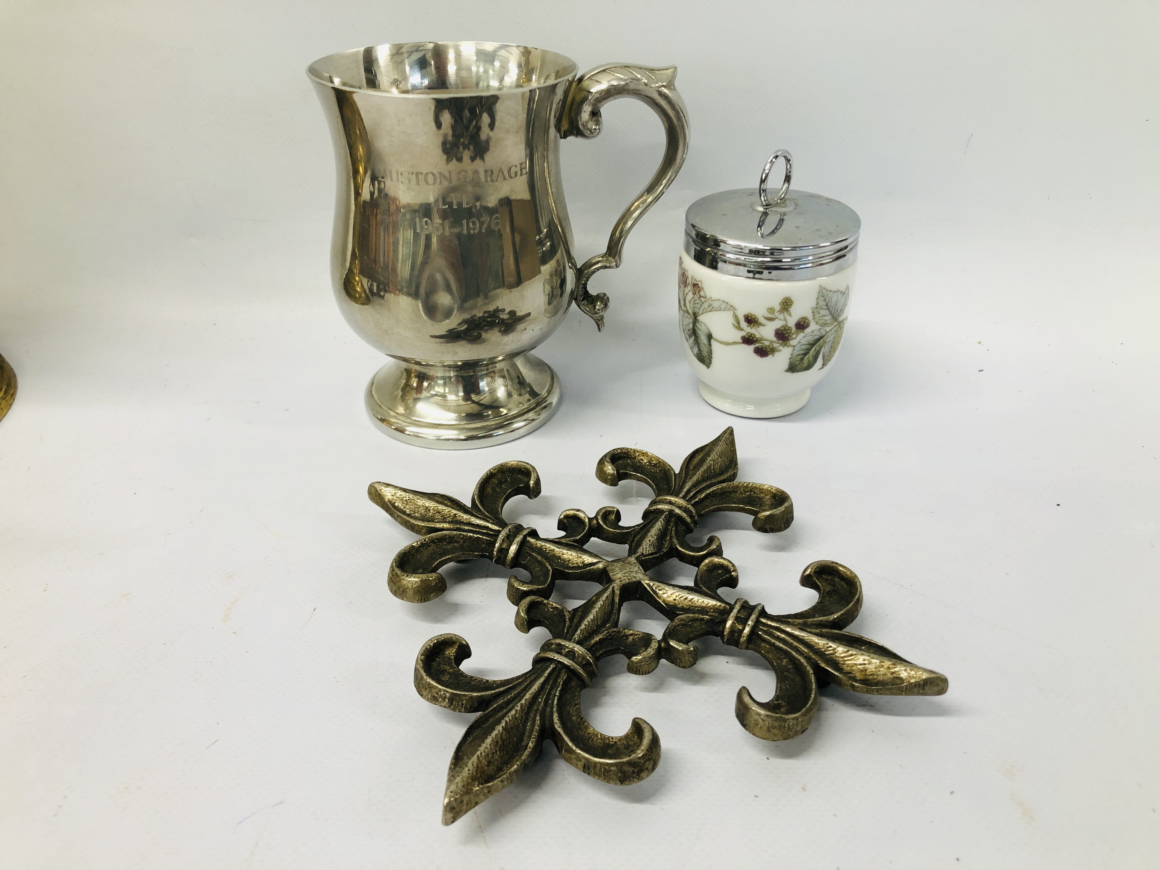 MIXED BRASS AND COPPER TO INCLUDE OIL LAMPS, LAMPS, STOVE, TRIVET, WATERING CAN, SCALES, CUPS, - Image 15 of 27