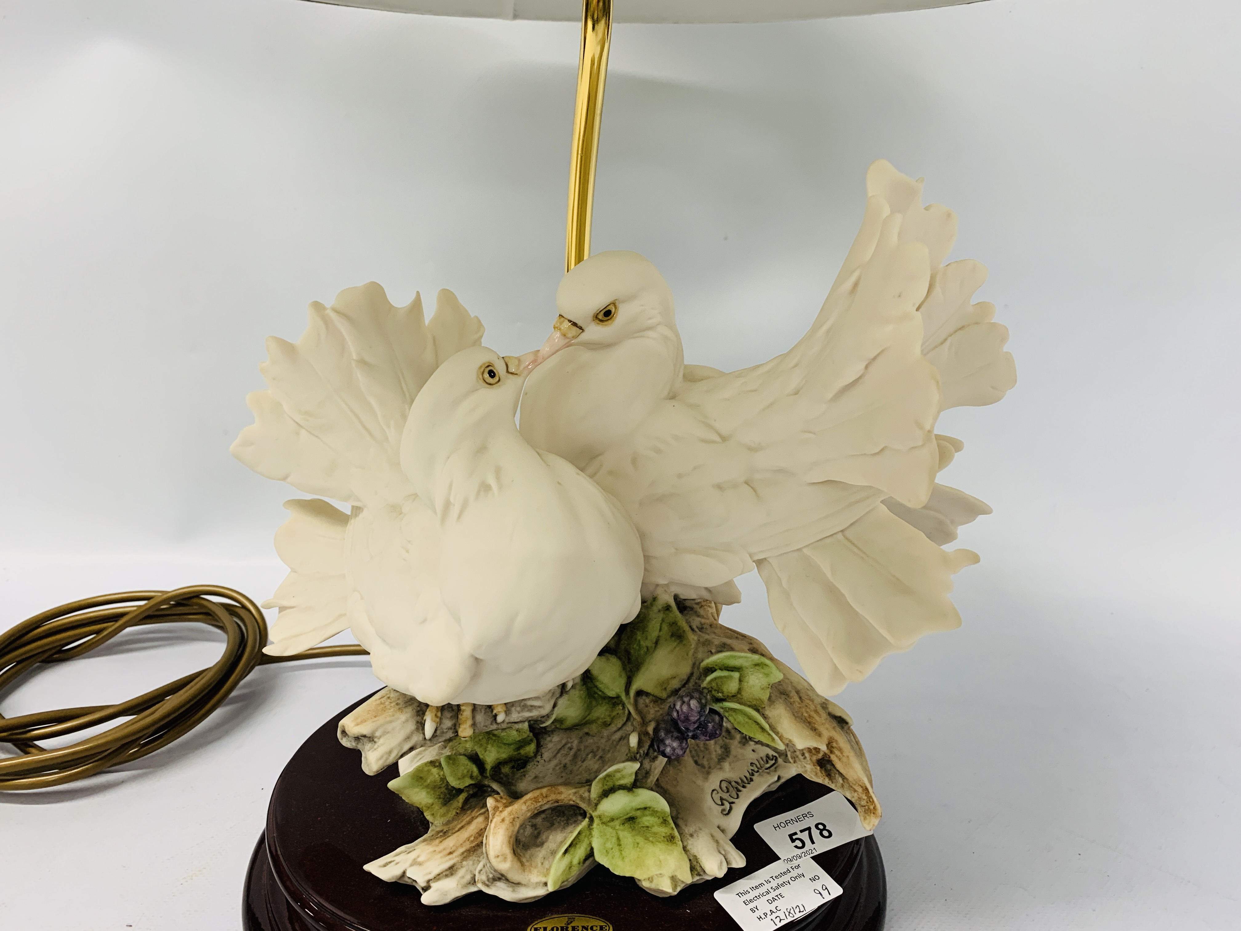 A FLORENCE TABLE LAMP IN THE FORM OF DOVES - SOLD AS SEEN - Image 2 of 5