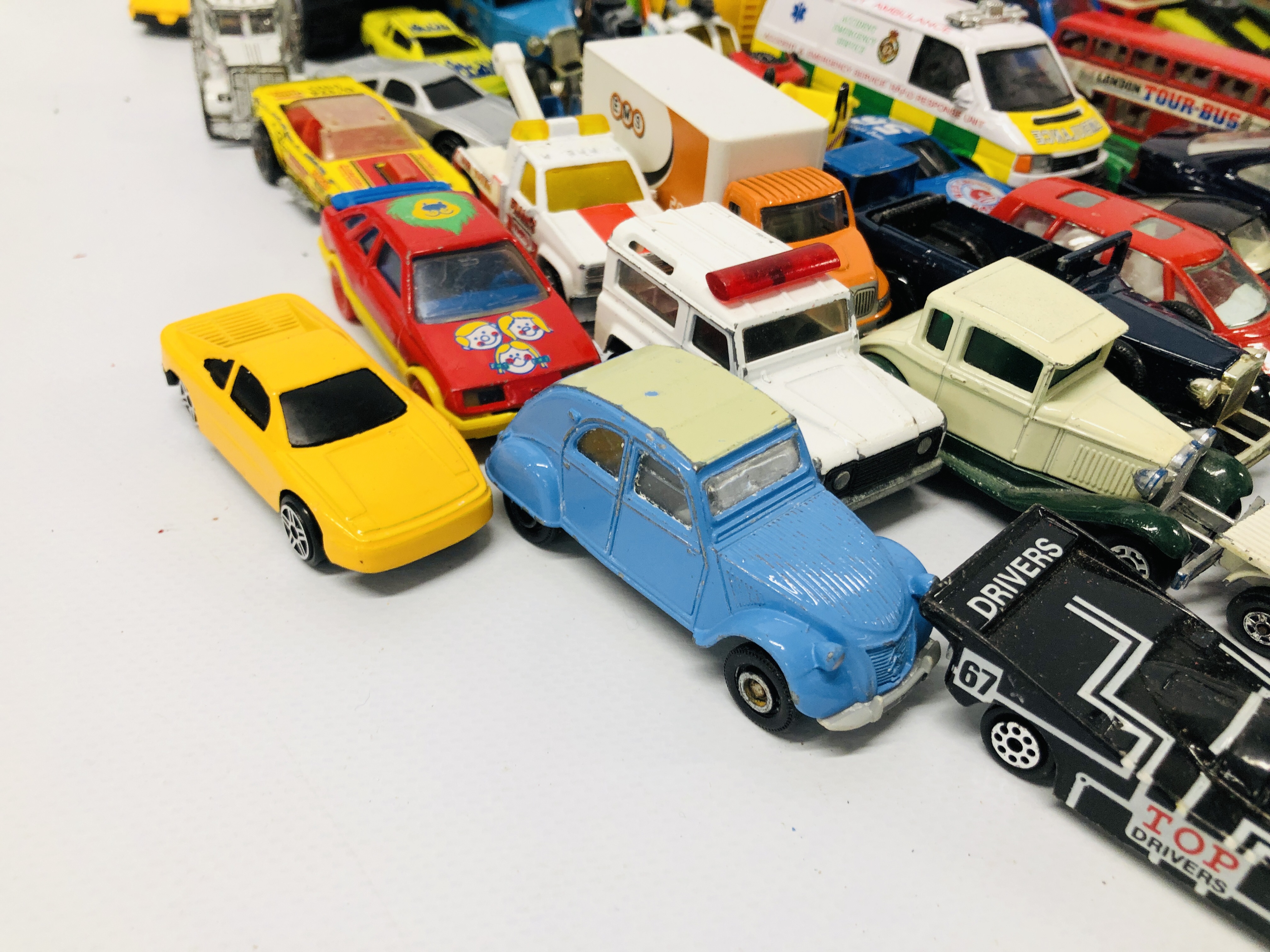 BOX CONTAINING LARGE QTY MIXED DIE CAST VEHICLES, TO INCLUDE CORGI, MATCHBOX, - Image 12 of 13