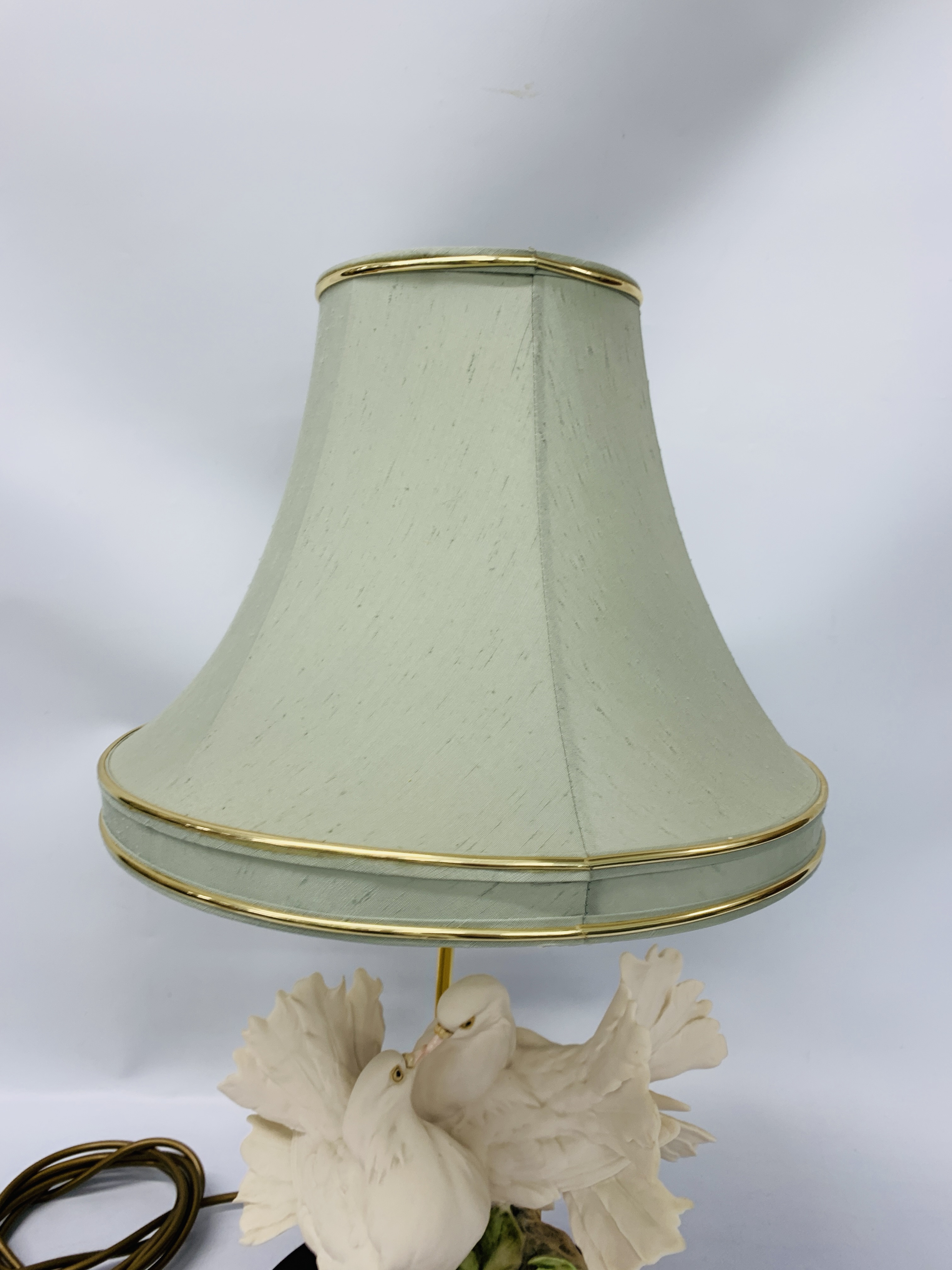 A FLORENCE TABLE LAMP IN THE FORM OF DOVES - SOLD AS SEEN - Image 5 of 5