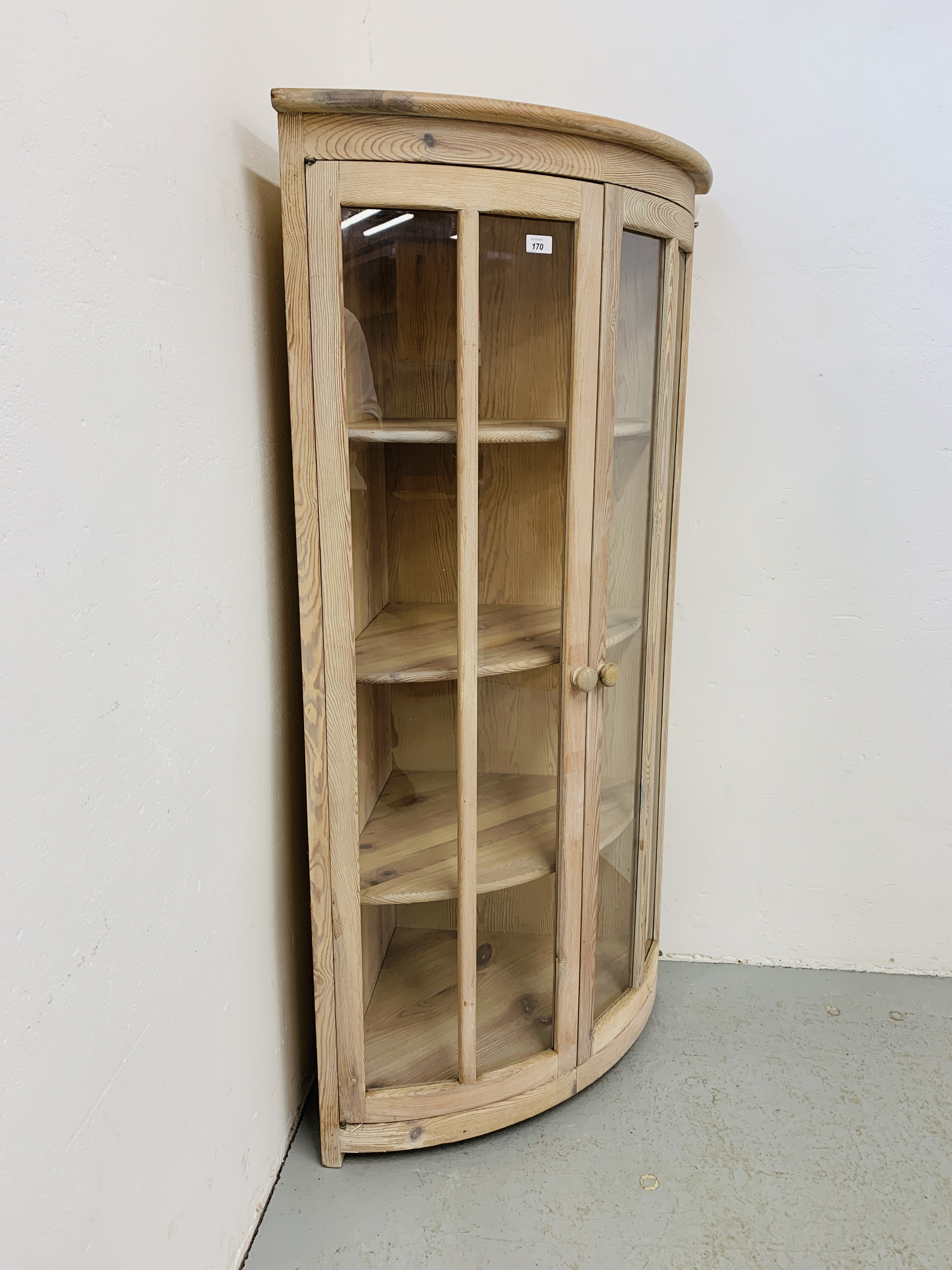 A GOOD QUALITY MODERN LIMED PINE CORNER DISPLAY CABINET MANUFACTURED BY LENO SPAIN - HEIGHT 150CM. - Image 3 of 9