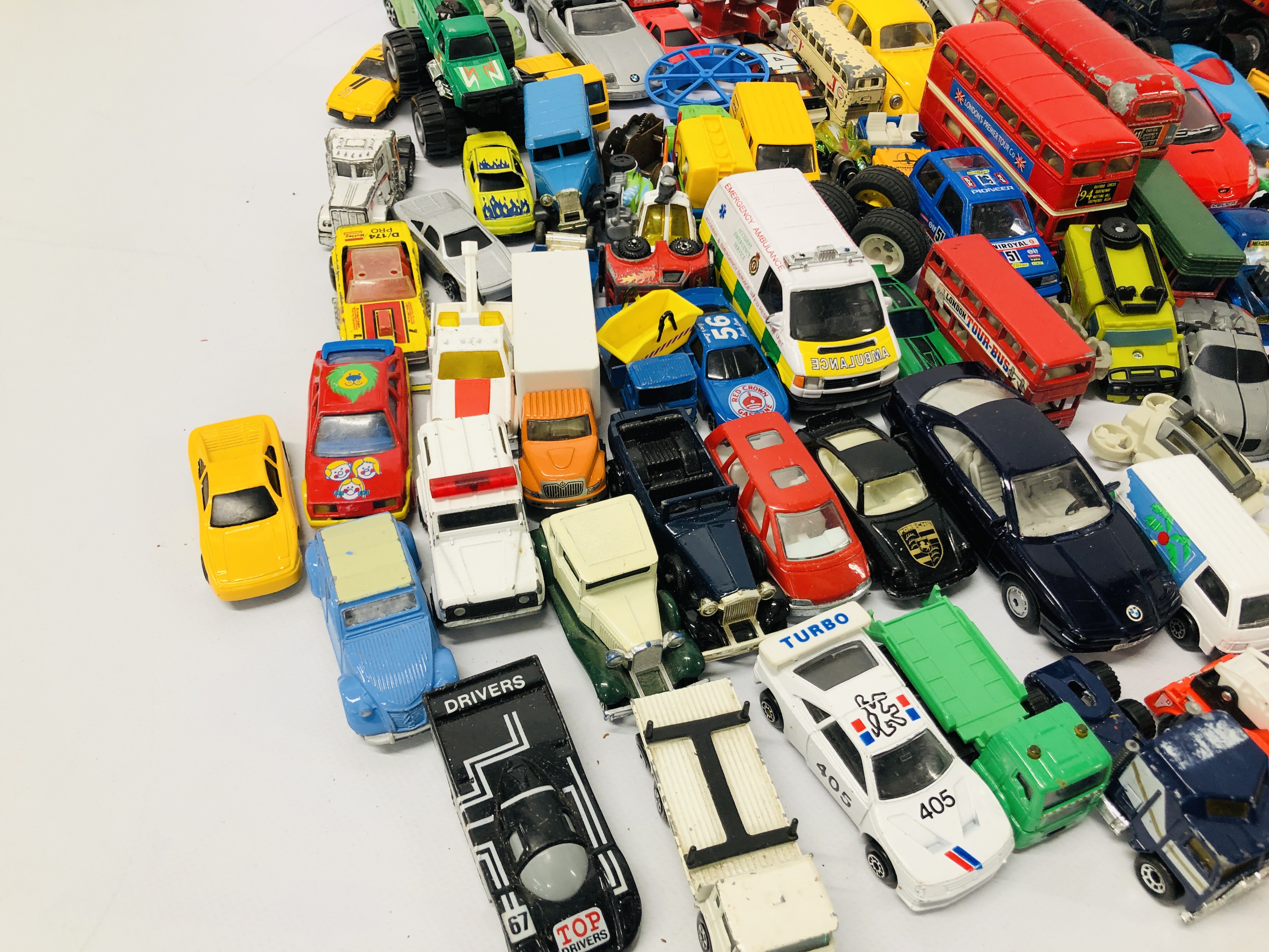 BOX CONTAINING LARGE QTY MIXED DIE CAST VEHICLES, TO INCLUDE CORGI, MATCHBOX, - Image 9 of 13