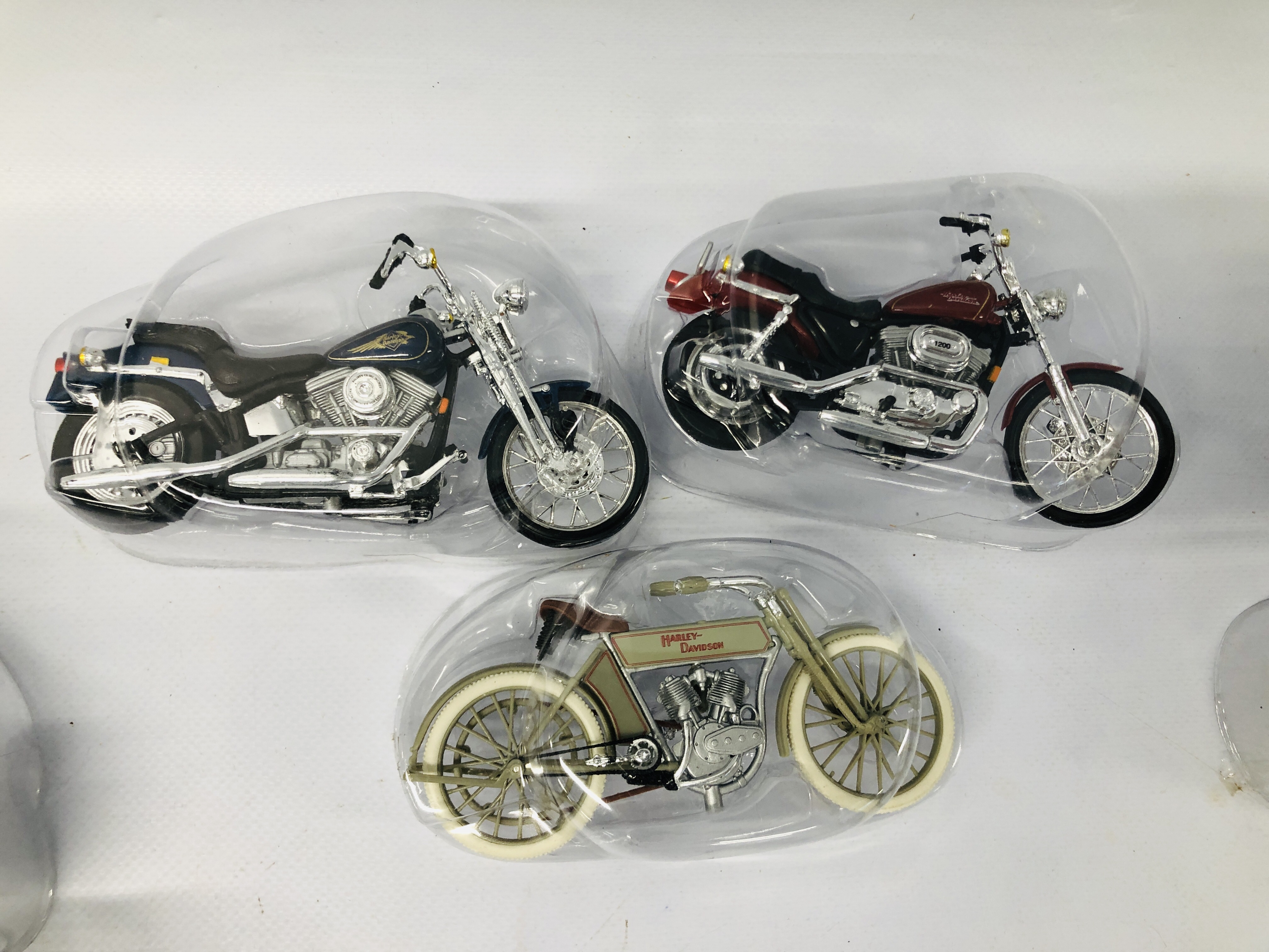 A COMPLETE SET OF 24 HARLEY DAVIDSON MODEL MOTORCYCLES "THE LEGENDS COLLECTION" - Image 6 of 9