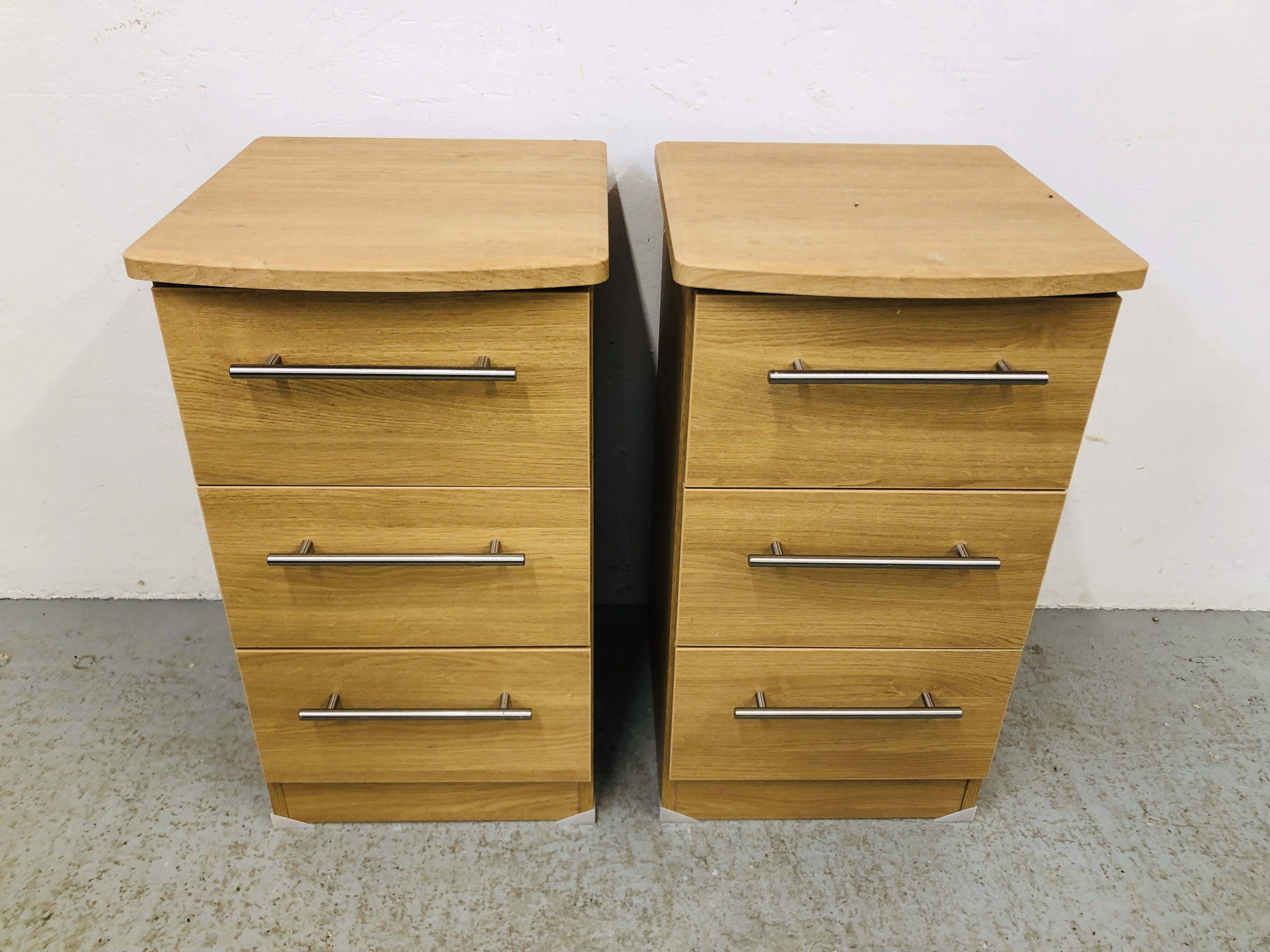 PAIR OF MODERN LIGHT OAK FINISH THREE DRAWER BEDSIDE CHESTS