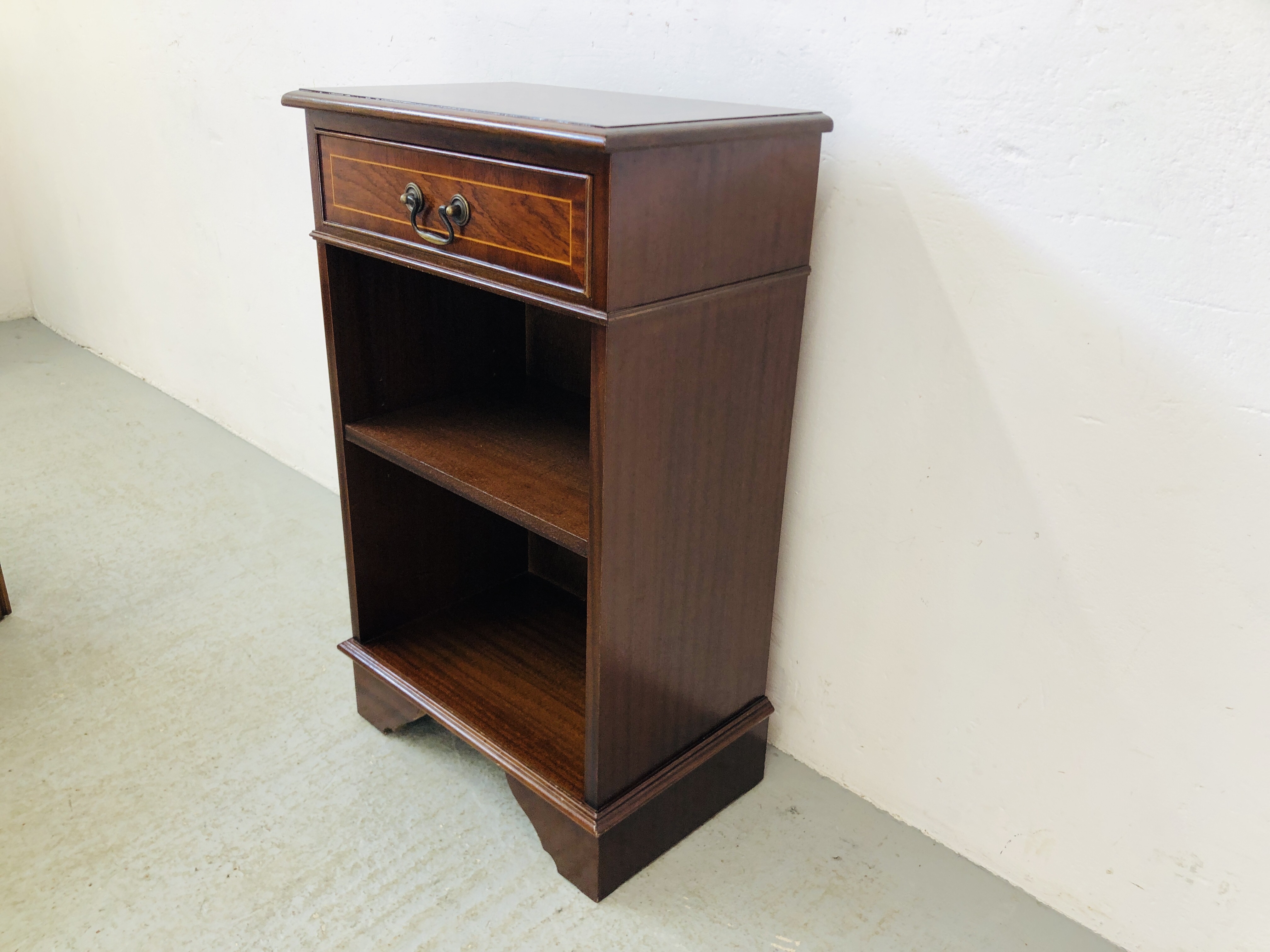 A REPRODUCTION MAHOGANY FINISH COFFEE TABLE AND A ONE DRAWER OVER SHELF BOOK CASE ( DRAWER 49CM. - Image 10 of 11