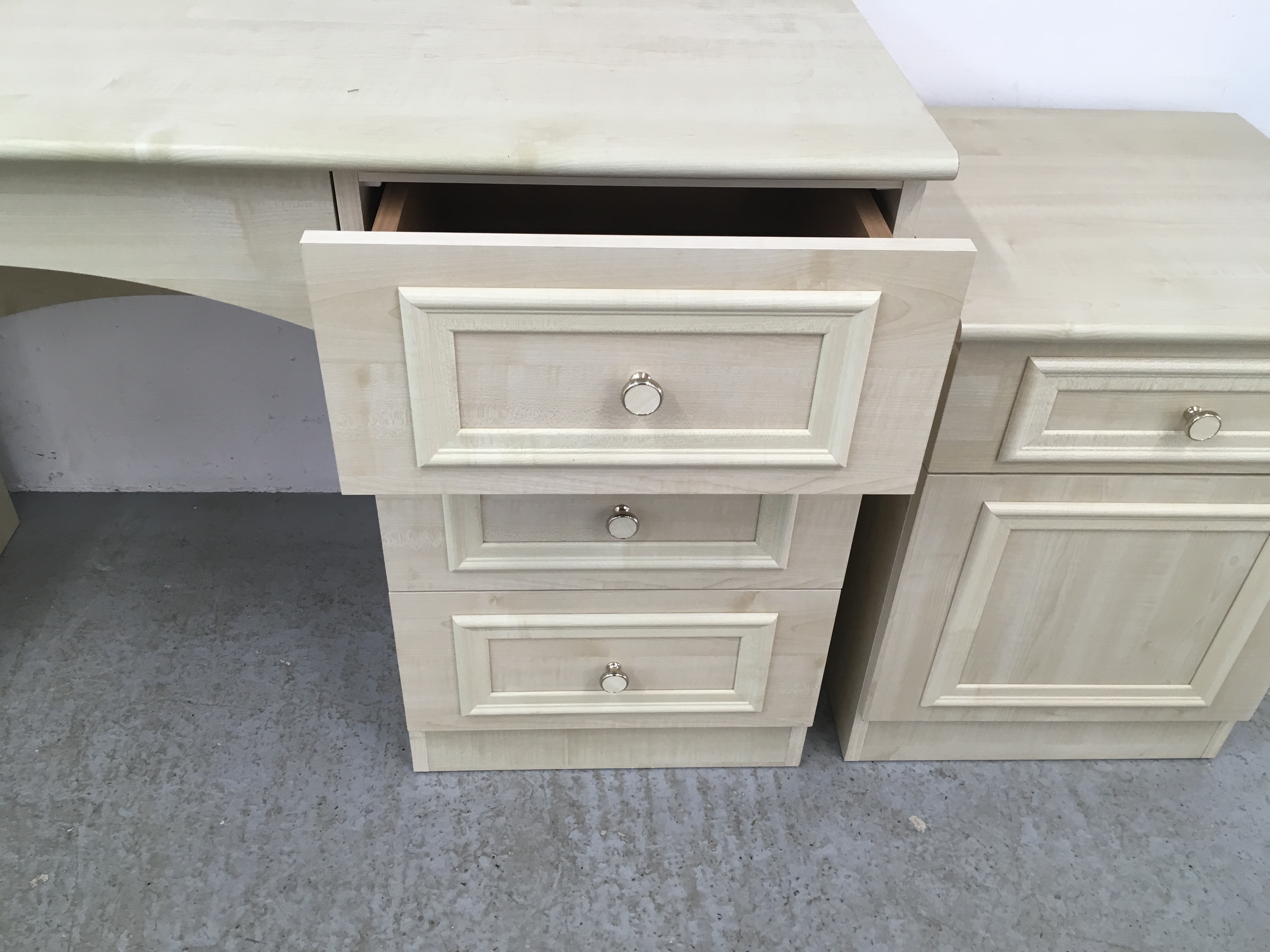 MODERN SEVEN DRAWER DRESSING TABLE TOGETHER WITH A PAIR OF MATCHING SINGLE DRAWER SINGLE DOOR - Image 4 of 10