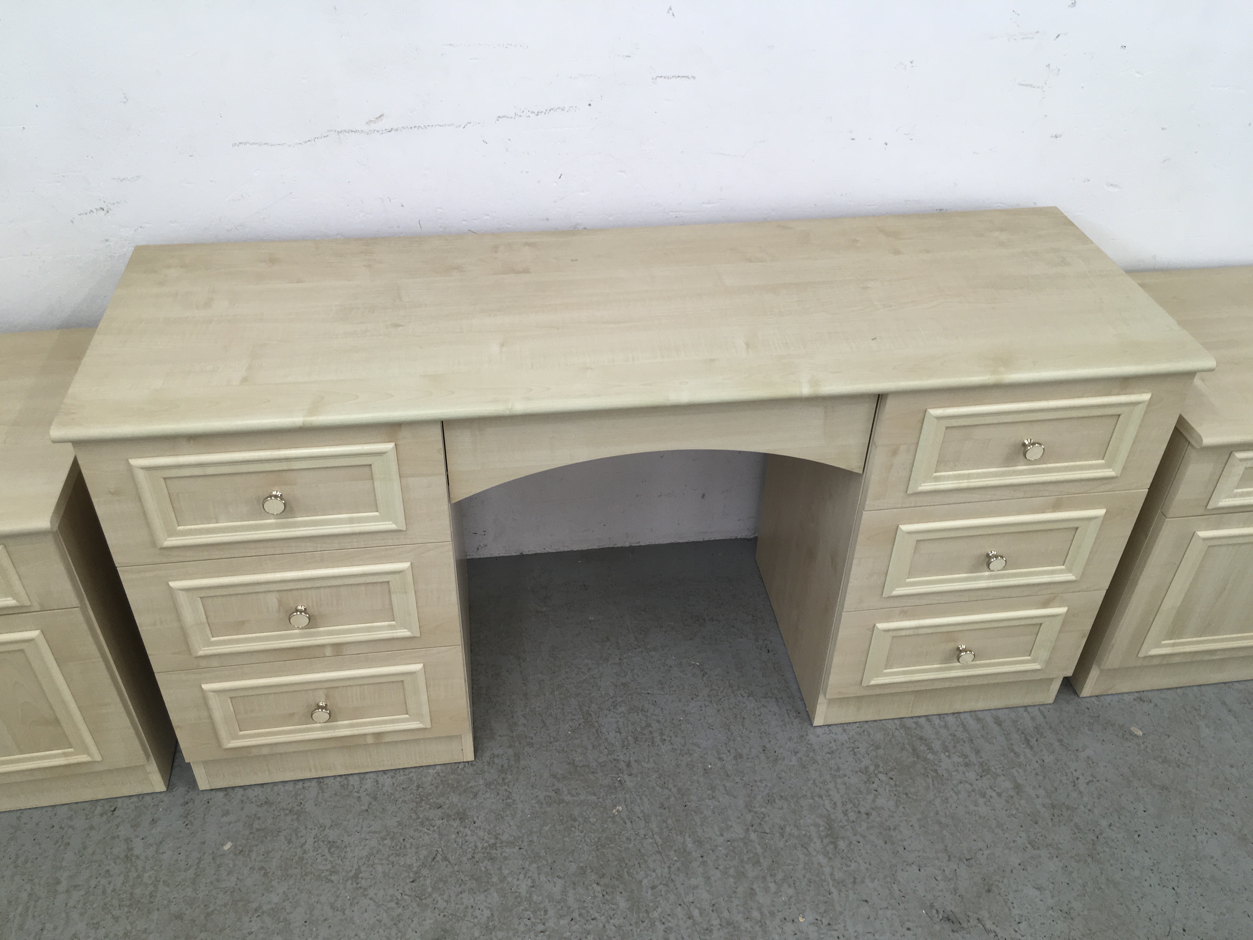 MODERN SEVEN DRAWER DRESSING TABLE TOGETHER WITH A PAIR OF MATCHING SINGLE DRAWER SINGLE DOOR - Image 8 of 10