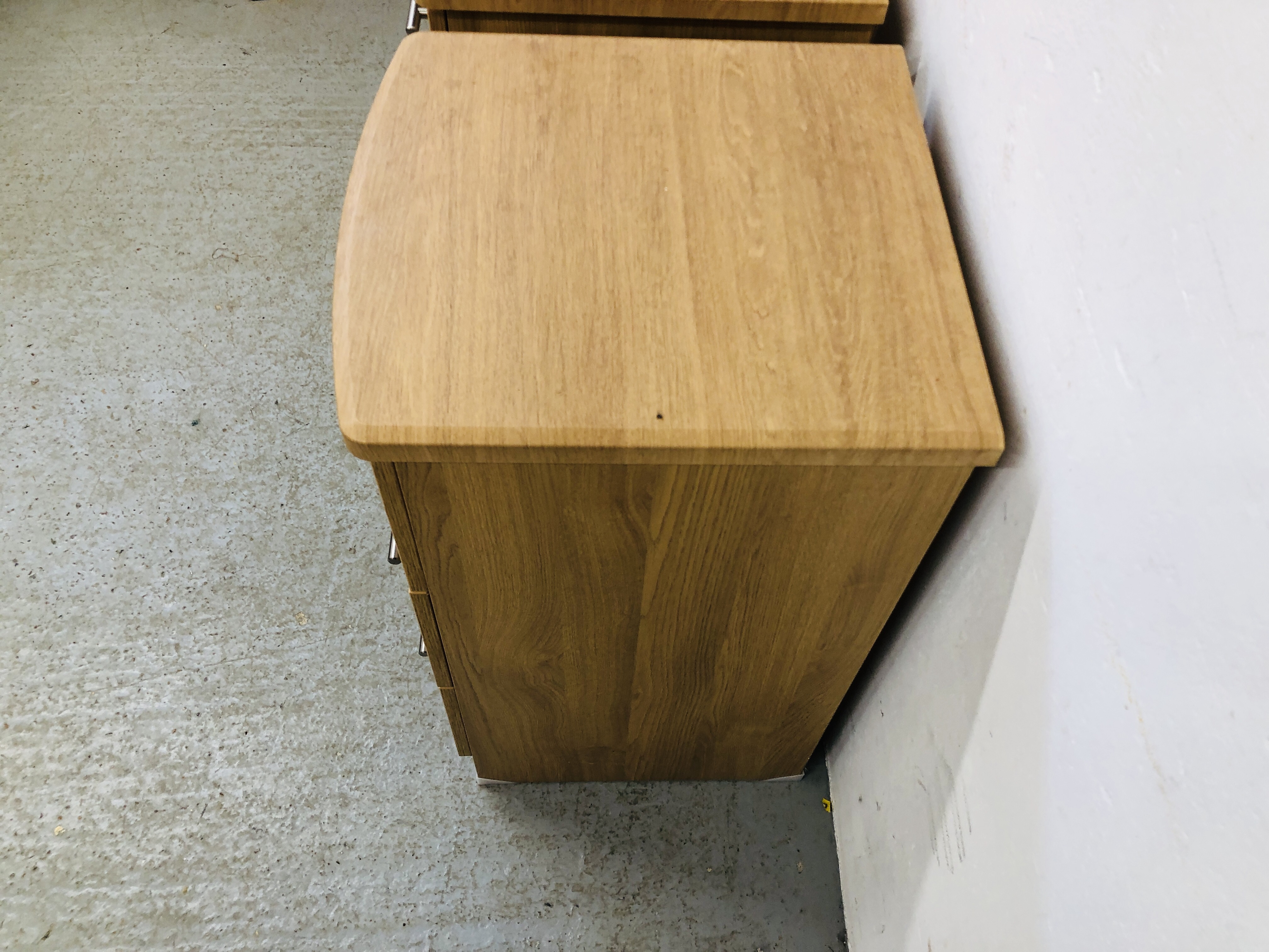 PAIR OF MODERN LIGHT OAK FINISH THREE DRAWER BEDSIDE CHESTS - Image 4 of 6