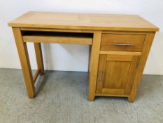 A MODERN LIGHT OAK FINISH SINGLE PEDESTAL HOME OFFICE DESK