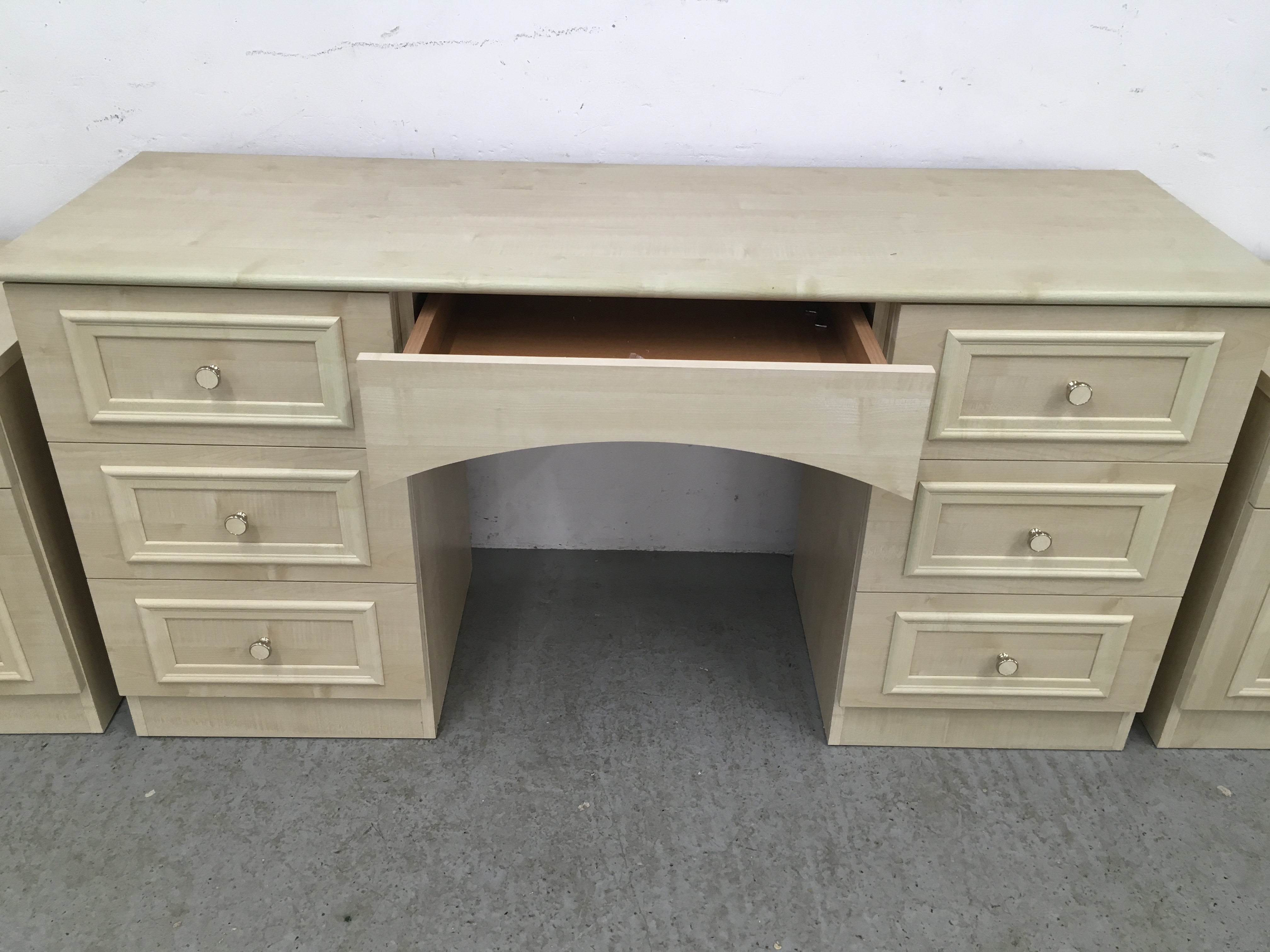 MODERN SEVEN DRAWER DRESSING TABLE TOGETHER WITH A PAIR OF MATCHING SINGLE DRAWER SINGLE DOOR - Image 3 of 10